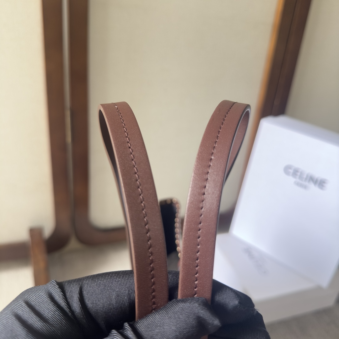 Celine2024最新款中古系列巴塞羅那 極其輕巧方便 
非常適合這個季節 牛仔風有什麼理由拒絕!
牛仔系列 Celine!
凱旋門的tote想必沒有人能抗拒得了
牛仔拼棕色肩帶就很妙配色太搭
包邊有鉚釘裝飾很vintage Celine
美麗的tote選手
#人人都愛腋下包
尺寸48×37
款號：101272