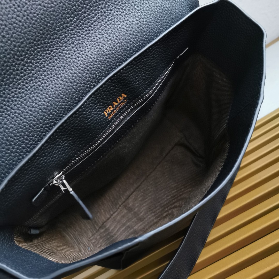 【 原單】🎉新款郵差包🎉🎉2VD069🎉🎉這款皮革單肩包採用進口小牛皮，彰顯時尚休閒格調。精緻小巧，翻蓋廓形搭配可調節肩帶，飾有金屬五金配件和字母徽標。翻蓋設計 上身效果非常酷，寶寶們，趕緊入手吧🎉🎉長22x高22x底12cm🎉🎉🎉👏👏