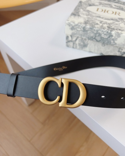 迪奧 腰帶採用復古金色飾面金屬 CD 扣，款式修長，與半身裙、長褲或連衣裙搭配更顯身形。皮帶寬度：3.0cm.