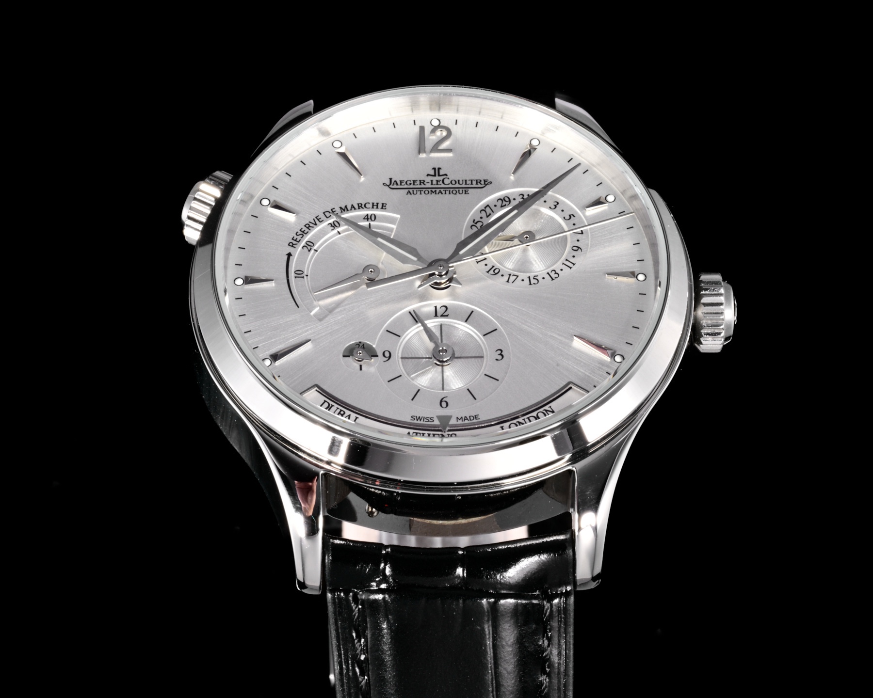 Factory出品
【市場最高版本】JL積家 各路大咖都叫它大醜 其實賦予的是極高贊美 論品味與外觀 在鐘錶界有著舉足輕重的地位 戴出去怎麼都是長臉 各種彰顯品味 Master 地理學家大師系列 Q1428421 復刻版全新升級 多功能腕表 升級Cal.939A機芯 打磨效果更近原裝 升級軸 自動陀為玫金邊 字面紋路清晰 功能：日期顯示 雙時區 動力儲備顯示 316L精鋼  直徑42mm  原裝折疊扣！V+ Factory匠心之作 值得你擁有！