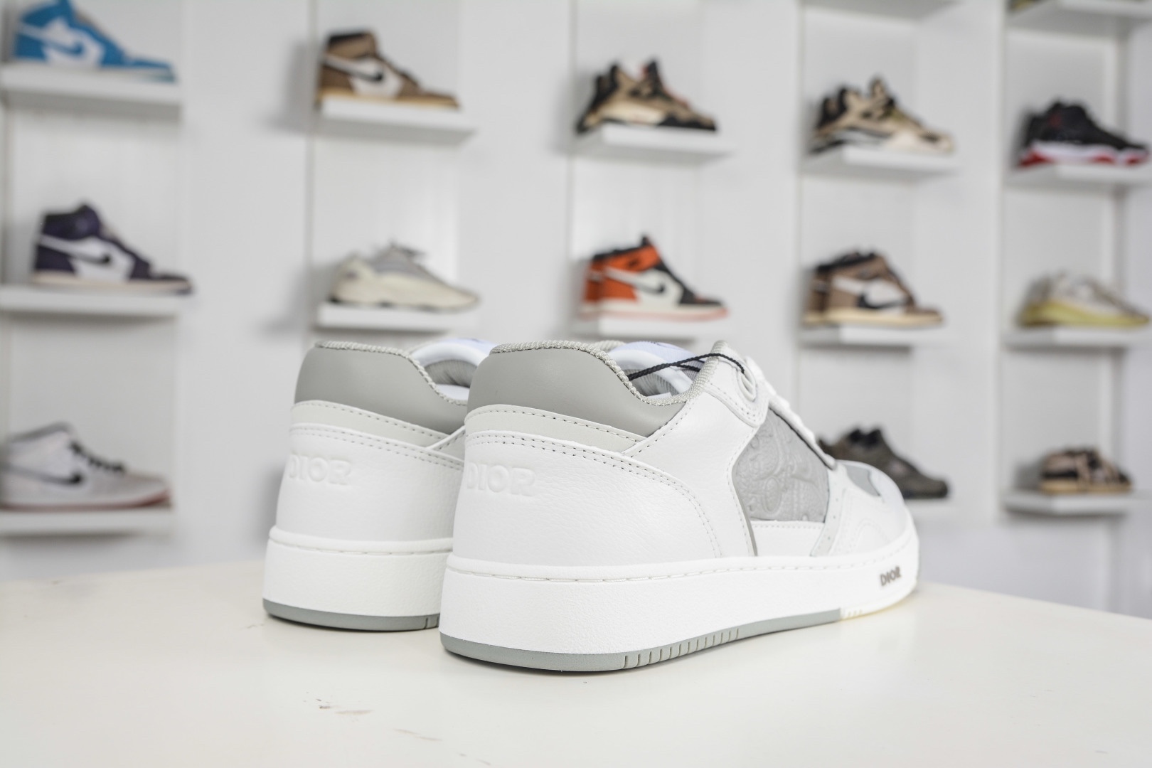 迪奧 B27休閒運動鞋 延續 Dior的經典款式B27 
尺碼：39 40 41 42 43 44 45