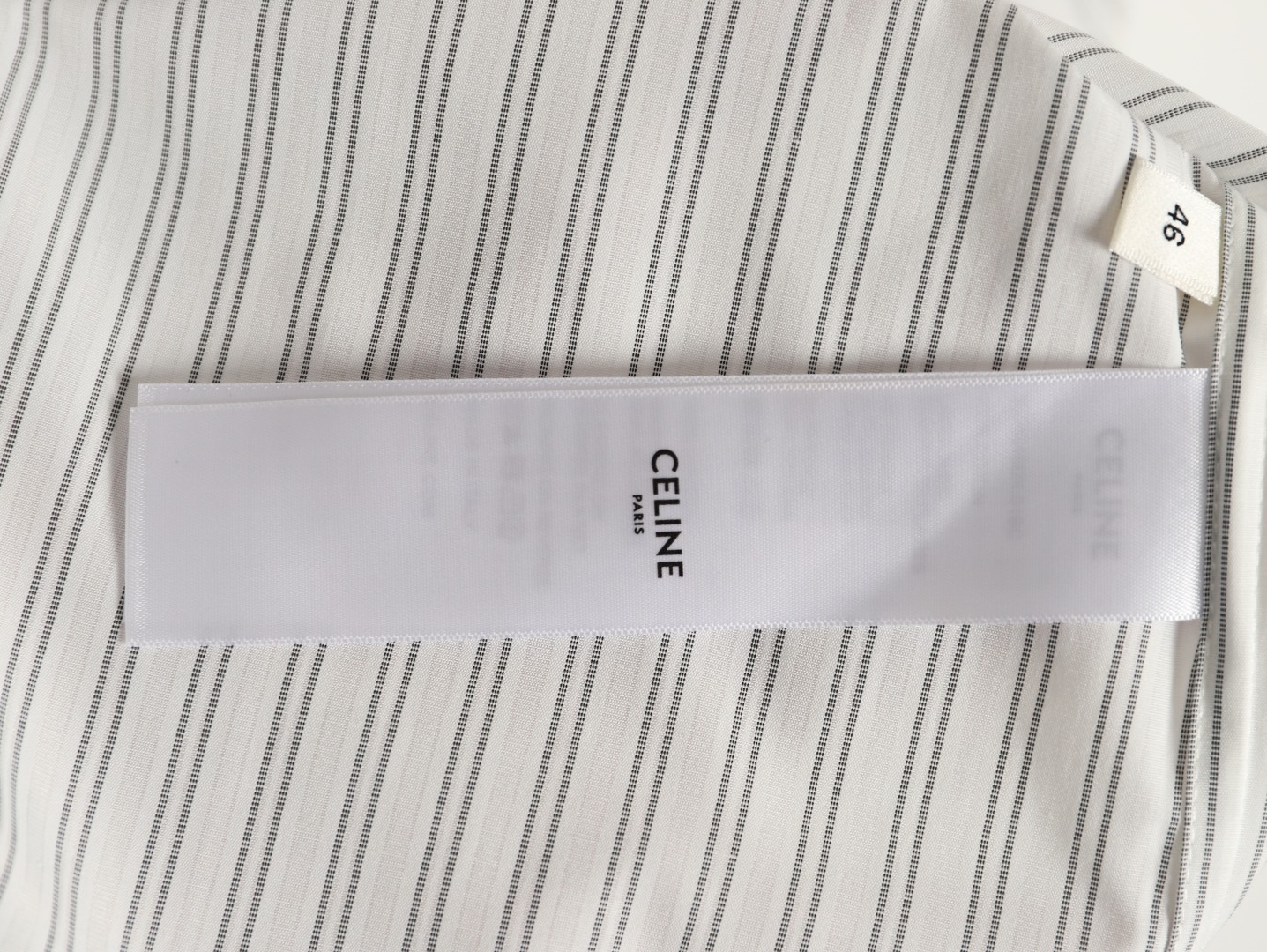 🔝CELINE賽琳CE 凱旋門竪條紋刺繡長袖襯衫
採用100%天然棉花纖維，無任何化纖混紡，從源頭確保面料的純淨度。棉纖維內部的中空結構形成天然“空氣通道”，使面料具備優異的透氣性。空氣可自由流通於纖維間隙，快速排出體表濕氣與熱量，即使長時間穿著也能保持乾爽，避免悶熱黏膩感。同時吸濕性遠超合成纖維。當人體出汗時，面料能迅速吸收汗液並擴散至表面，通過空氣流動加速蒸發，實現“吸濕-釋放”的動態平衡，保持肌膚乾爽舒適。
繡花機以棉線勾勒標誌，針腳細密均勻，確保線條流暢清晰，形成飽滿的立體肌理。刺繡