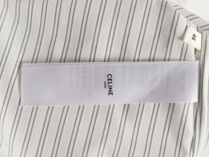 🔝CELINE賽琳CE 凱旋門竪條紋刺繡長袖襯衫
採用100%天然棉花纖維，無任何化纖混紡，從源頭確保面料的純淨度。棉纖維內部的中空結構形成天然“空氣通道”，使面料具備優異的透氣性。空氣可自由流通於纖維間隙，快速排出體表濕氣與熱量，即使長時間穿著也能保持乾爽，避免悶熱黏膩感。同時吸濕性遠超合成纖維。當人體出汗時，面料能迅速吸收汗液並擴散至表面，通過空氣流動加速蒸發，實現“吸濕-釋放”的動態平衡，保持肌膚乾爽舒適。
繡花機以棉線勾勒標誌，針腳細密均勻，確保線條流暢清晰，形成飽滿的立體肌理。刺繡