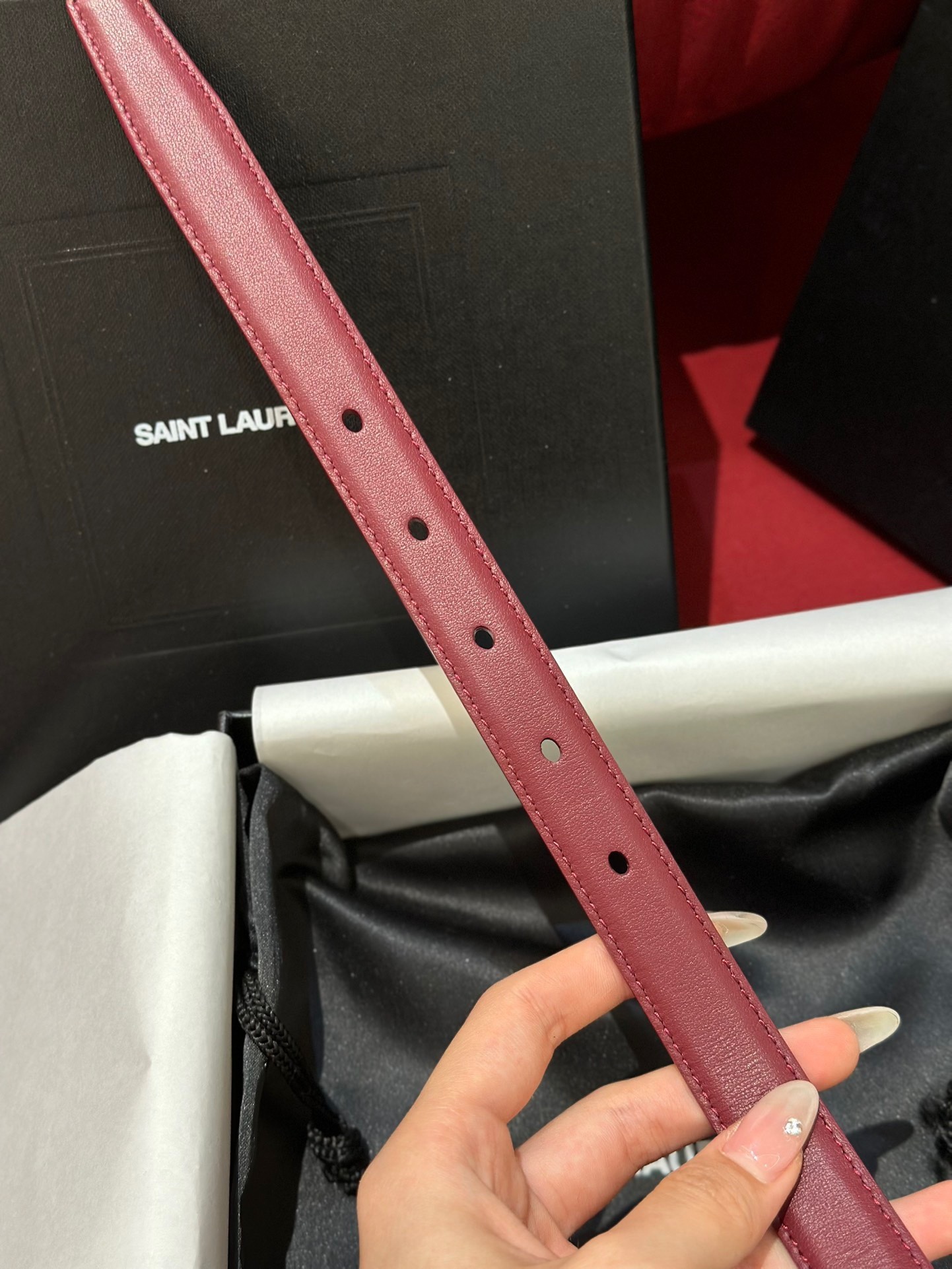 新款聖羅蘭 YSL
這款女款腰帶復古精工金屬扣將復古風與現代時尚相融合，呈現的恰到好處，時尚標配青睞有加，每針每一線都非常精緻，雙面頂級牛皮材質，搭配頂級黃銅針扣寬度2.0