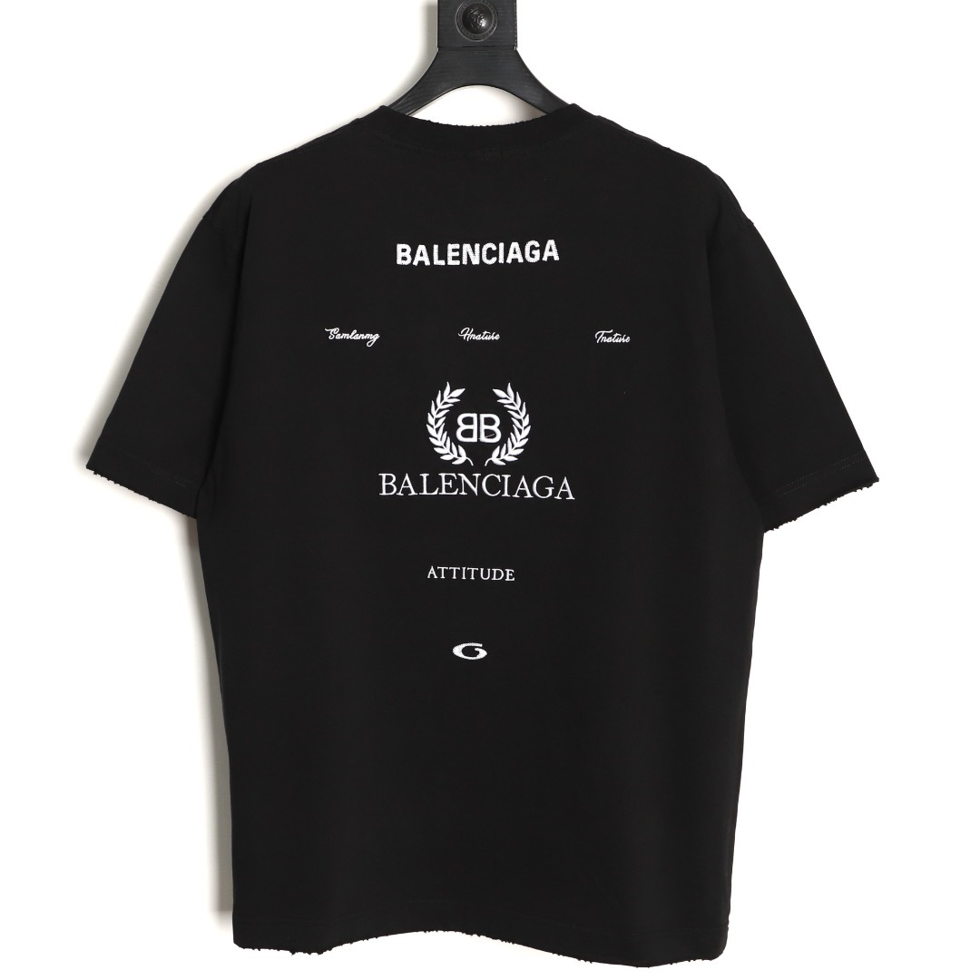 Balenciaga/巴黎世家 26ss 後背麥穗刺繡短袖
No.1的質量 真正天花板品質，正確320g定織定染雙紗面料 柔軟舒適，成衣洗水 定染螺紋 無色差 不變形 手工磨爛超重工藝。螺紋領口均為某巴某黎原領口 高包裹度 領口寬度和櫃櫃精確到毫米 厚領口不易變形，注意做工 領口處針腳 無折疊 順暢自然沒重疊線 真正還原 這是多少人都做不到的 ，區別市場通貨!
M1 Size: S-XL