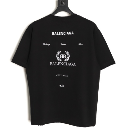 Balenciaga/巴黎世家 26ss 後背麥穗刺繡短袖
No.1的質量 真正天花板品質，正確320g定織定染雙紗面料 柔軟舒適，成衣洗水 定染螺紋 無色差 不變形 手工磨爛超重工藝。螺紋領口均為某巴某黎原領口 高包裹度 領口寬度和櫃櫃精確到毫米 厚領口不易變形，注意做工 領口處針腳 無折疊 順暢自然沒重疊線 真正還原 這是多少人都做不到的 ，區別市場通貨!
M1 Size: S-XL