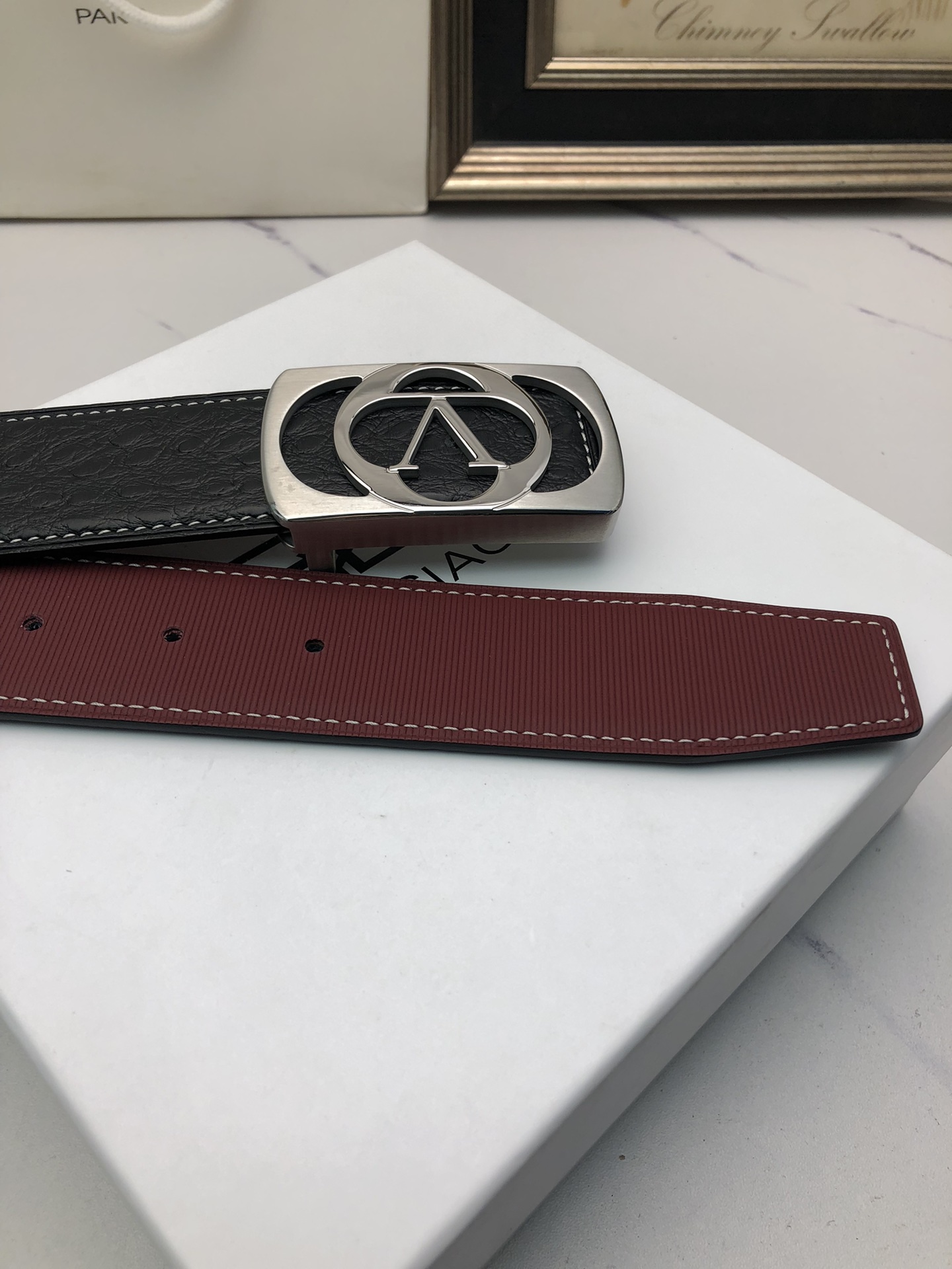 華倫天奴：原單頭層牛皮駝鳥花紋，內襯頭層壓橫紋牛皮底，營造織紋外觀。飾以標誌原單扣。專櫃寬度4.0