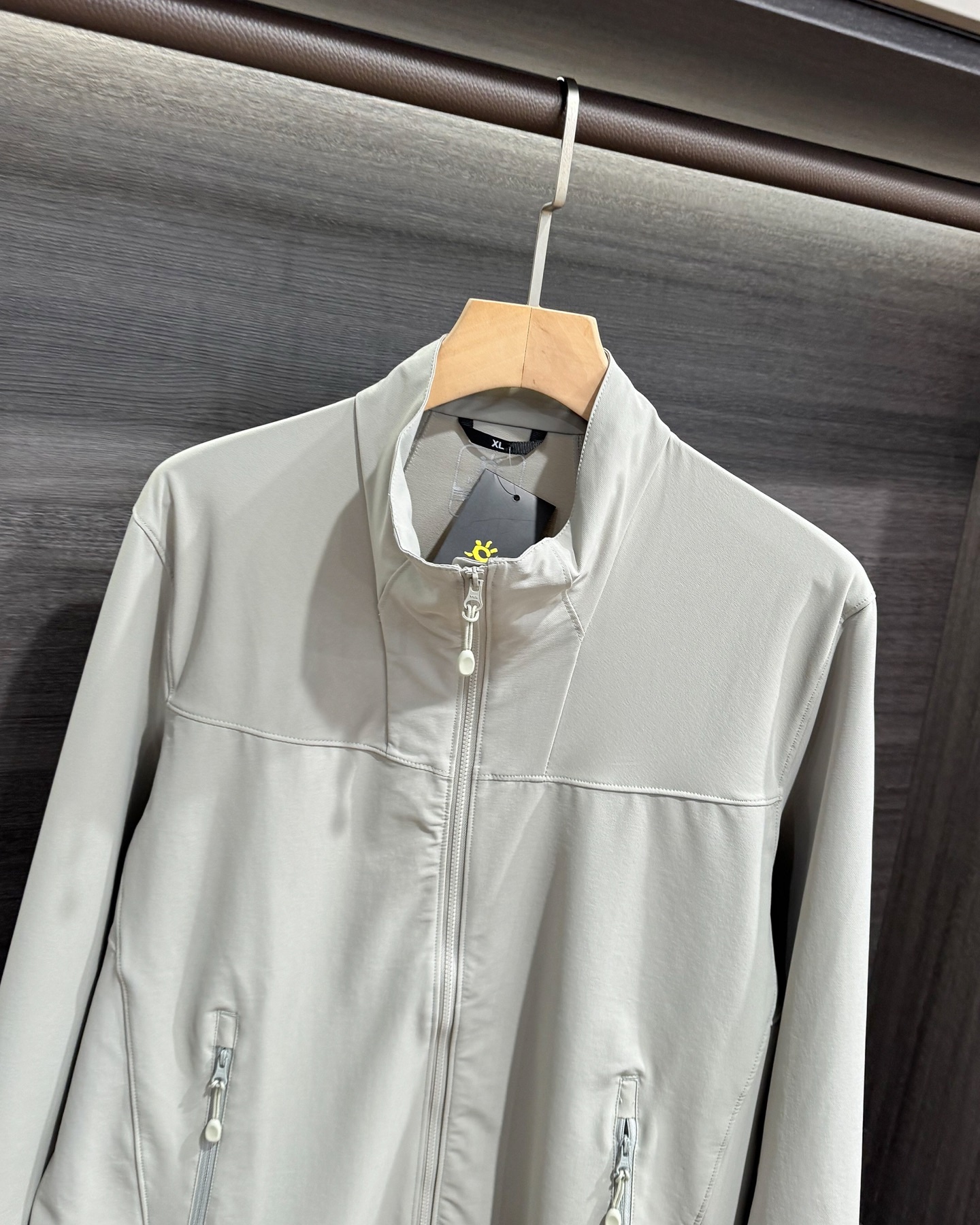 KAILAS‌/凱樂石春秋薄款輕量化衝風衣上衣外套】輕裝上陣！風雨無阻！

解鎖春秋戶外自由！輕到能揣進包里，卻能扛住風雨突襲！

極致輕量化面料，告別臃腫，上身輕若無物，跑步、騎行不束縛，戶外通勤也能利落有型！

透氣膜科技，運動時快速排汗，避免悶熱黏膩，春秋穿剛剛好！

立領剪裁護住脖頸，阻擋冷風灌入！

戶外級耐造，耐磨抗撕裂，口袋拉鍊防掉物，細節拉滿，徒步、騎行都穩！

極簡純色，內搭衛衣、T恤都好看，日常出街也能穿出高級感！

顏色:岩石灰  神秘黑
尺碼:L-3xL
L碼：   胸