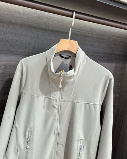 KAILAS‌/凱樂石春秋薄款輕量化衝風衣上衣外套】輕裝上陣！風雨無阻！

解鎖春秋戶外自由！輕到能揣進包里，卻能扛住風雨突襲！

極致輕量化面料，告別臃腫，上身輕若無物，跑步、騎行不束縛，戶外通勤也能利落有型！

透氣膜科技，運動時快速排汗，避免悶熱黏膩，春秋穿剛剛好！

立領剪裁護住脖頸，阻擋冷風灌入！

戶外級耐造，耐磨抗撕裂，口袋拉鍊防掉物，細節拉滿，徒步、騎行都穩！

極簡純色，內搭衛衣、T恤都好看，日常出街也能穿出高級感！

顏色:岩石灰  神秘黑
尺碼:L-3xL
L碼：   胸