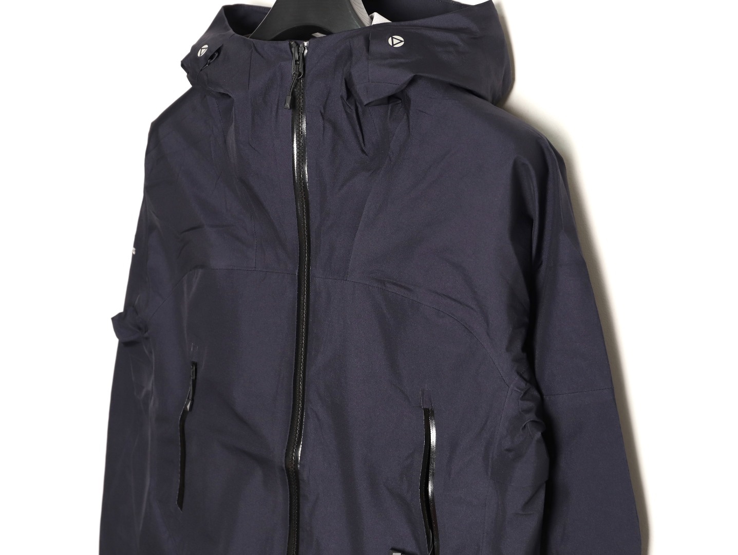 🔝KAILAS 凱樂石 博格達系列 輕量防風防水戶外徒步登山衝鋒衣 
  防水防風透氣防紫外線
 -輔料：原版拆解開發，一比一定制的小標，領標，水洗，吊牌，五金等等。

- FILTERTEC 3L面料：採用凱樂石自主研發的FILTERTEC 3L面料，由外層40D尼龍、中層ePTFE納米微孔膜、內層親膚處理工藝構成，防水指數20000mm，透氣指數20000g/㎡/24h，可抵御暴雨級降水和7級強風，同時快速排出汗氣，避免悶熱。

- 全壓膠工藝：整衣接縫處採用全壓膠工藝，有效防止水分從接