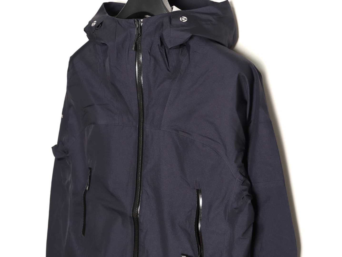 🔝KAILAS 凱樂石 博格達系列 輕量防風防水戶外徒步登山衝鋒衣 
  防水防風透氣防紫外線
 -輔料：原版拆解開發，一比一定制的小標，領標，水洗，吊牌，五金等等。

- FILTERTEC 3L面料：採用凱樂石自主研發的FILTERTEC 3L面料，由外層40D尼龍、中層ePTFE納米微孔膜、內層親膚處理工藝構成，防水指數20000mm，透氣指數20000g/㎡/24h，可抵御暴雨級降水和7級強風，同時快速排出汗氣，避免悶熱。

- 全壓膠工藝：整衣接縫處採用全壓膠工藝，有效防止水分從接