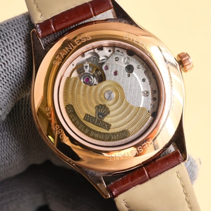 
最新爆款主推☄️☄️ 勞力士【ROLEX】男士腕表 採用獨特的錶盤設計 搭配而來的是更高檔奢華的勞力士🪐， 初識勞力士必憧憬有朝一日能擁有它，戴上勞力士必順風順水必發達，你值得擁有，歡迎評鑒！！
機芯：搭配全新進口8215西鐵城（零返修） 尺寸：40🥇 鏡面：藍寶石玻璃永不刮花 材質：316L精鋼表殼 動力：儲存48小時 防水深度：100米🥈 🥉意大利小牛皮帶，原裝針扣！