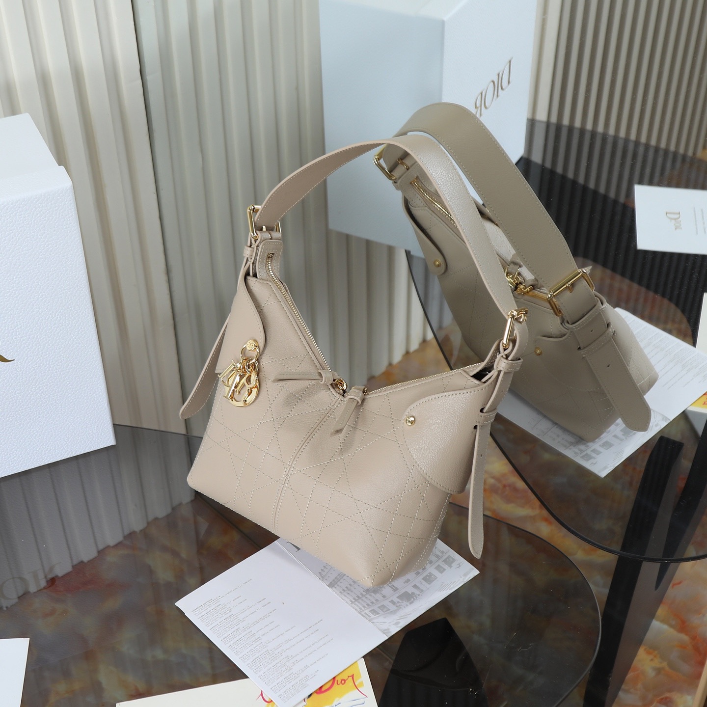 原廠皮 小號粒面牛皮 米色

Voyage秋冬系列
又是一個王炸級別，直接擊中心巴上
自帶鬆弛感，包形柔軟又隨意
經典藤紋格，雙拉鍊設計
整體高級又時髦，精緻感滿滿的字母吊墜
細節非常到位，超大的容量，自用超輕便
時髦精們都懂這款的含金量

型號：2845

size:22*9.5*15cm