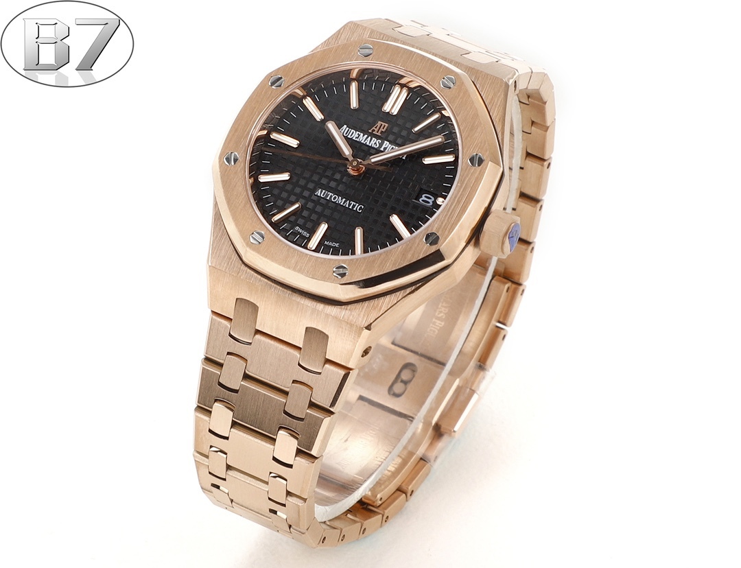 B7  Factory
AP愛彼 女款愛彼皇家橡樹 剔除機芯甲板多餘部分，使之變得更加鏤空——成就鋼表巔峰—— 實力演繹 衛冕“鋼”王！【6大精妙之處】1.正品拆解開模，尺寸為37毫米與正品一致！2.完美還原正品表殼的每一處細節，盡顯正品“稜角分明 堅毅果敢”的陽剛氣質。3.鋼帶的做工無可挑剔，比市面上任何鋼帶表做工均要更上一層樓，鋼帶頭粒和表頭銜接的“緩衝帶”的鬆緊程度與正品一模一樣。4.自動陀的與原裝致敬，是市面唯一做到顏色於原裝一致的版本（市面一般版本均偏紅）其上的ap族徽雕刻獨一無二。