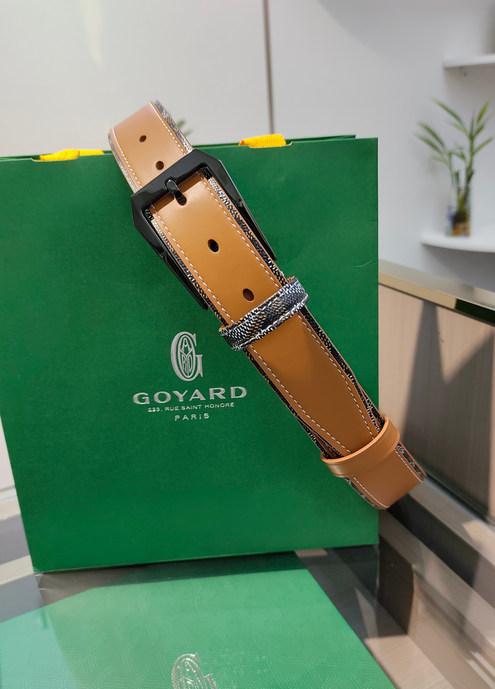 
Goyard(戈雅)腰帶源於法國奢侈品牌，設計風格簡約低調，腰帶身有標誌性帆布搭配進口頭層牛皮，腰帶扣採用簡約精品鋼扣，延續品牌的低調奢華，帶身寬度3.4CM，適用商務休閒日常佩戴。
