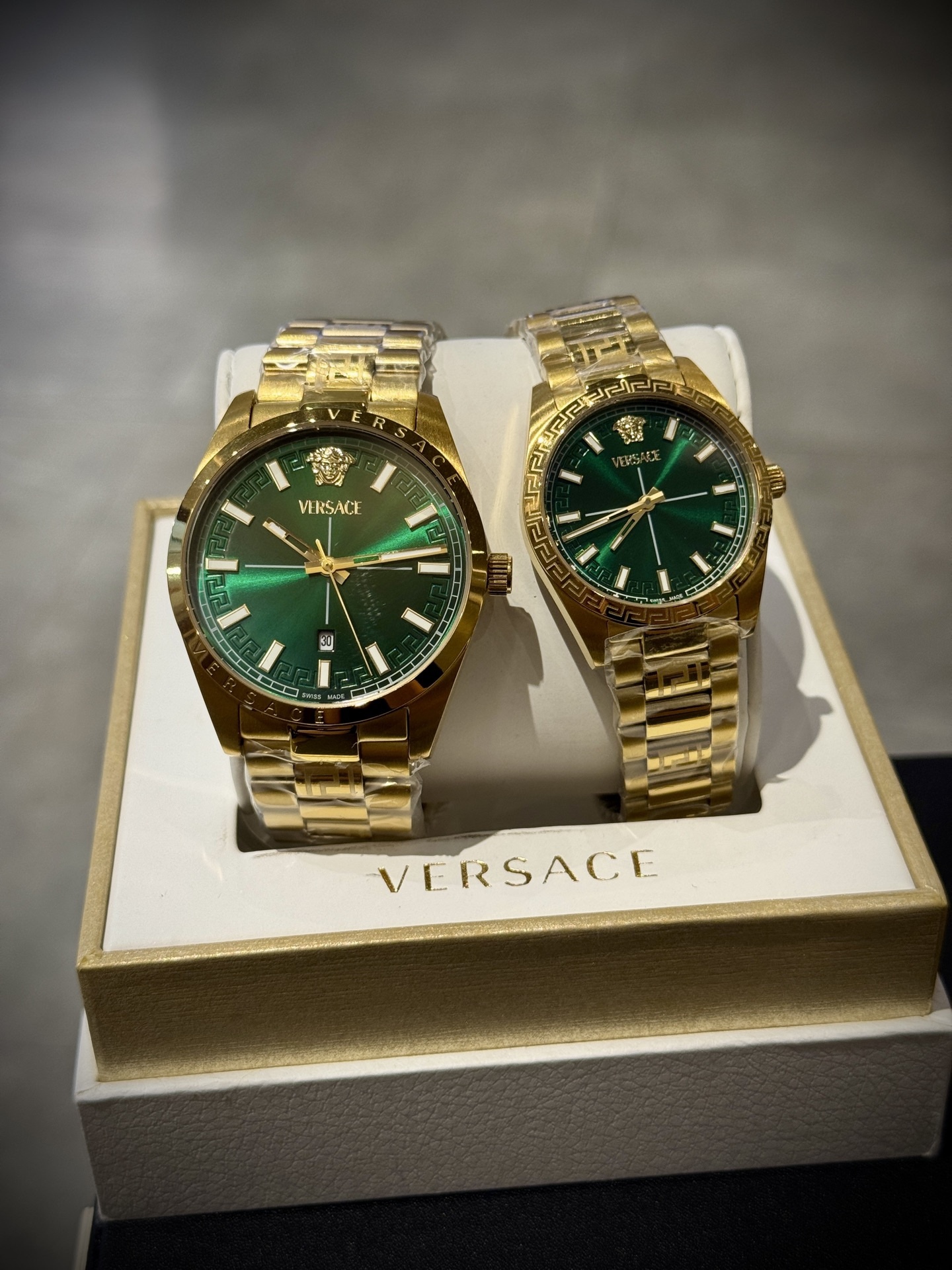 
Versace範思哲石英手錶，VERSACE MILLENYIUM  LADY系列，採用希臘回紋元素錶盤，12時位飾有美杜莎頭像展現範思哲經典圖案魅力，錶鏈印刻希臘回紋搭配雙按蝴蝶扣設計，兼具時尚與舒適，錶盤男款40mm 女款32mm 30米生活防水，進口石英機芯

立即搶購👉