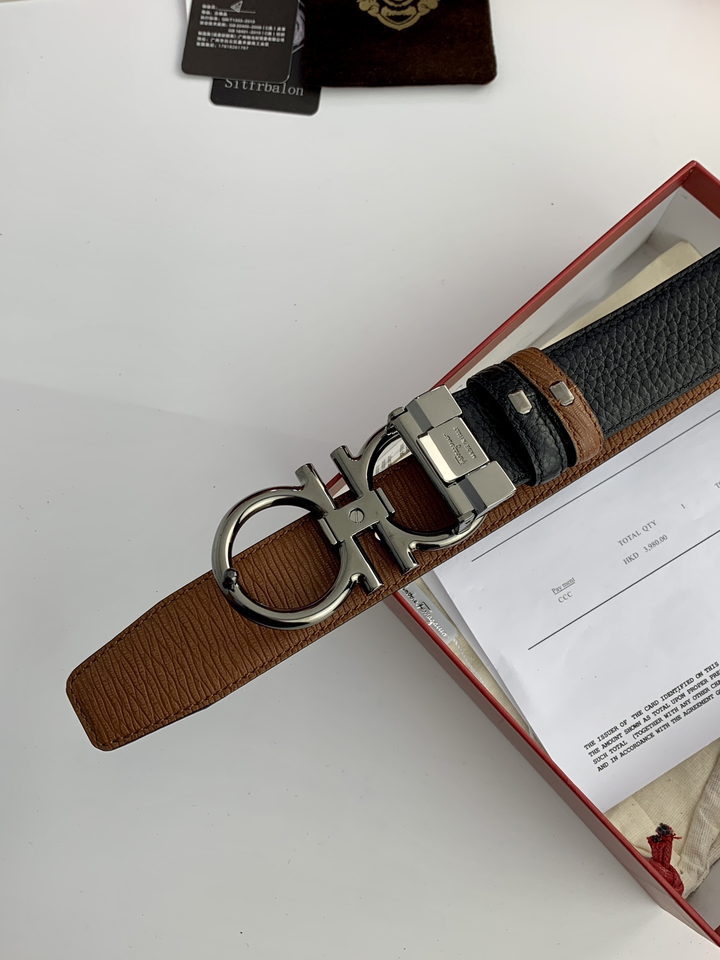 〖F家〗這款皮帶採用雙面小牛皮，搭配純銅八字扣，打造高雅考究的造型。寬3.5cm，長度可調節，達到量身定制般的修身效果。