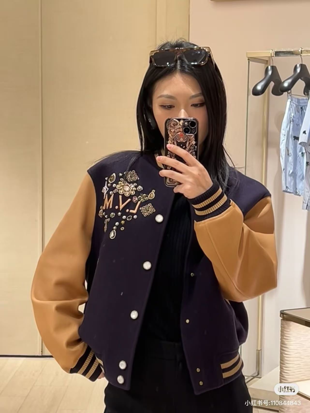 Louis Vuitton/路易威登 26ss 水鑽刺繡棒球服外套
材質拼接：衣身採用藏青色羊毛混紡面料，質感挺括耐磨；袖子為淺棕牛皮材質，柔軟細膩，經典拼皮設計還原美式棒球服復古感。

• 裝飾亮點：左胸位置有重工水鑽+金屬刺繡裝飾，鑲嵌多色寶石與閃鑽，綴有“L.V.M.”字母標識，華麗精緻，辨識度拉滿。

• 版型結構：立領+羅紋條紋領口/袖口/下擺，防風且修飾身形；正面按扣開合，兩側配有插袋，兼顧實用與美觀。
球帽點綴，休閒隨性又有街頭感。
N Size:S-XL