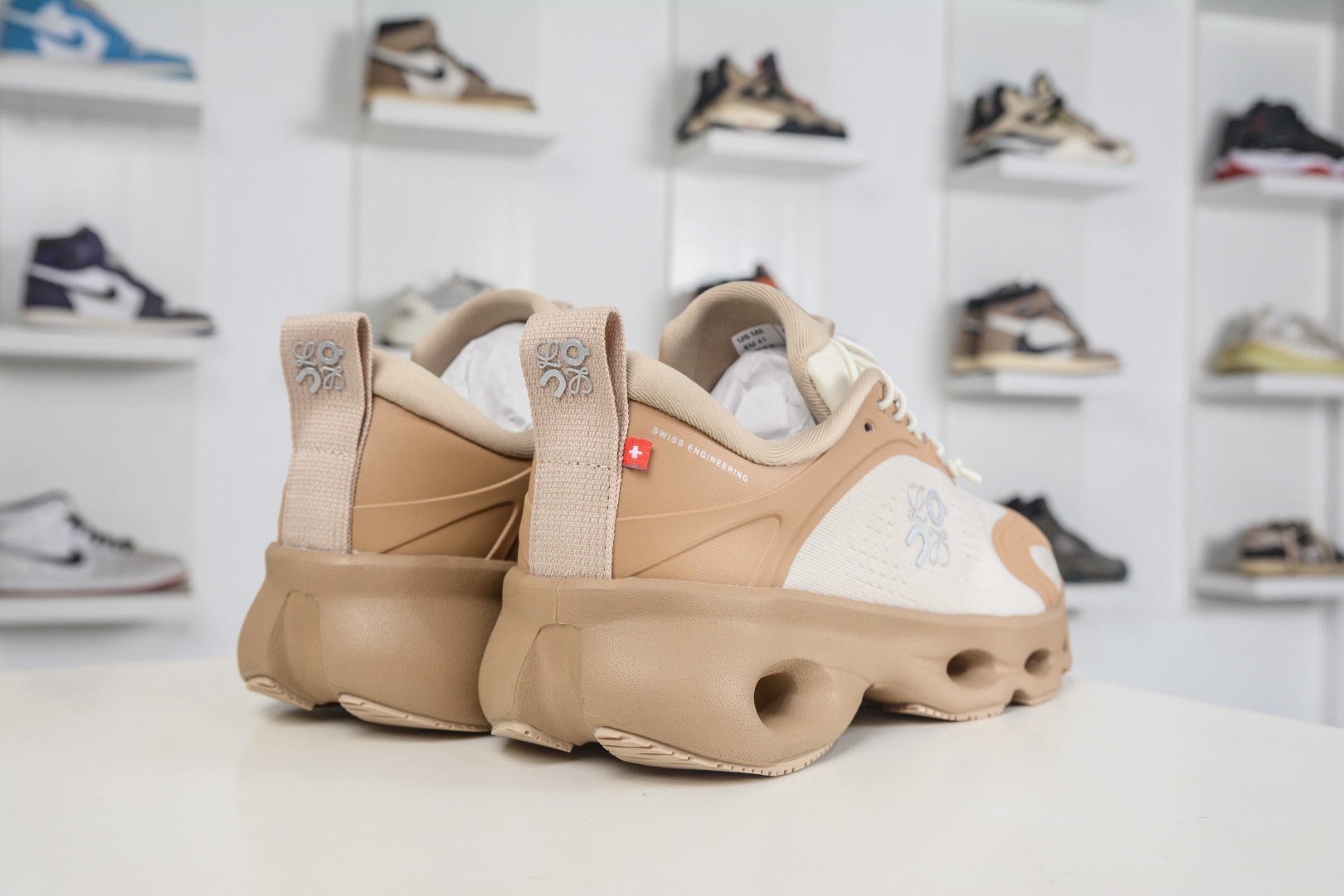 LOEWE羅意威 x ON昂跑 聯名款 Cloudsolo 
貨號: 3MF30664615
尺碼：36 36.5 37 37.5 38 38.5 39 40 40.5 41 42 42.5 43 44 44.5 45 46（真半碼）（⚠️袋子丟失扣10）