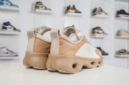LOEWE羅意威 x ON昂跑 聯名款 Cloudsolo 
貨號: 3MF30664615
尺碼：36 36.5 37 37.5 38 38.5 39 40 40.5 41 42 42.5 43 44 44.5 45 46（真半碼）（⚠️袋子丟失扣10）