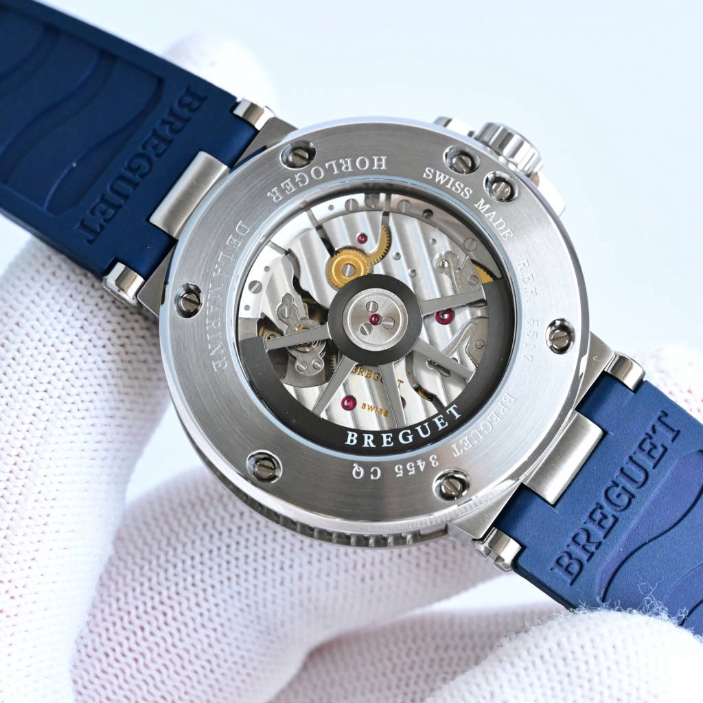 CF新品發佈會，寶璣-Breguet
航海MARINE航海系列5517款腕表，航海天文鐘的起源作品，“時計本是兵家利器”說的就是這款腕表，鐘錶界的巨作。工廠全面抄寫原裝數據，98%還原殼型字面，彰顯原裝優雅硬朗的氣質，原裝同款777A自動機械機芯，鐫刻獨立編號與寶璣先生簽名。直徑40毫米。正反均為藍寶石防刮玻璃，旋入式防水錶冠。實測防水深度100米。搭配飾有太陽放射紋錶盤，配裝進口天然橡膠錶帶，以零頭的價格給您帶來原裝超值體驗。