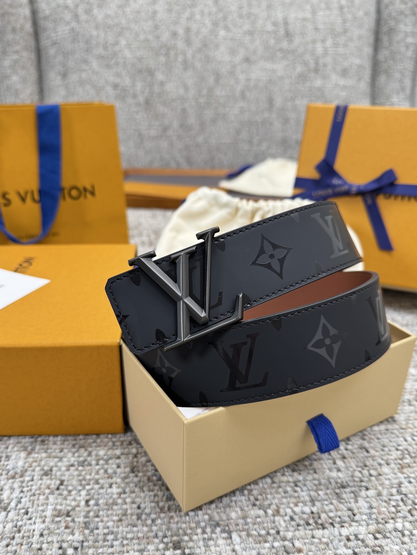 
Louis Vuitton LV腰带 丝印系列 原厂五金 精致手工绘边 柔软舒适 宽4.0