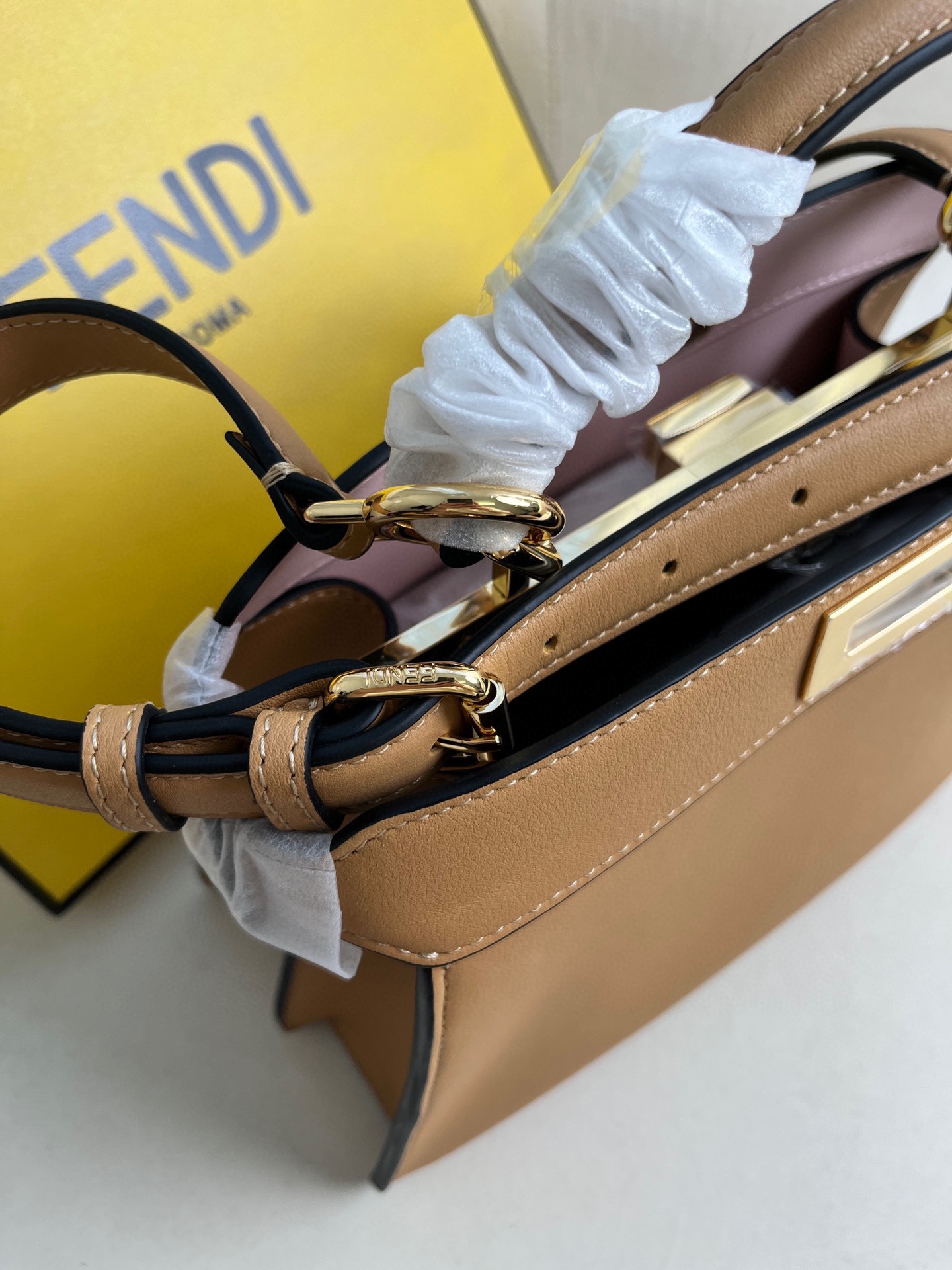 Peekaboo Iseeu 皮革手袋更多細節 Iconic Peekaboo ISeeU手袋，皮革材質，兩側綴以經典的扭鎖。柔和軟納帕皮革襯里，兩個隔層由硬質隔板隔開，配有系扣內部口袋和金色金屬件。手袋配有手柄和可調節、可拆卸式肩帶，可手提、肩背或斜挎。意大利製造 材質： 面料：牛皮革 里料：羊皮革 深度：11 長度 27 高度 21 
款號：0229