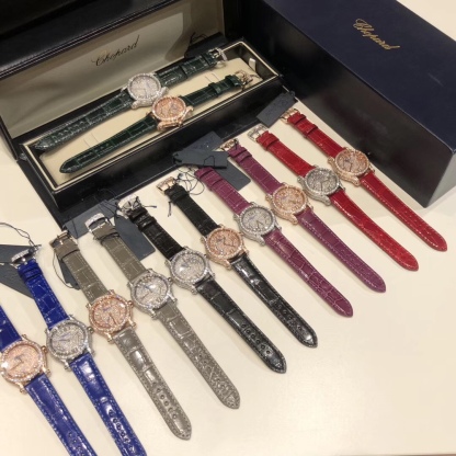 （NL）2025最新款滿天星   原裝搭配美洲鰐魚錶帶 搭配原莊進口日本9015機芯 蕭邦（HAPPY DIAMONDS）作為蕭邦最暢銷的系列一直以細膩的手法詮釋蕭邦標誌性靈動鑽石的概念，此系列作品柔美而時尚，都說男戴萬國女戴蕭邦 有金（進）有鑽（賺）寓意也很好。錶盤內的鑽石滾珠可自由滑行轉動，時來運轉 財運滾滾，讓每一位女性都以最迷人的造型驚艷世人。 這次給大家帶來的蕭邦快樂鑽系列 這次給大家帶來的蕭邦快樂鑽系列 是肖邦旗下最具代表性的腕表 最有特色的夾層玻璃的7顆，7顆鑽石產生自旋 猶如舞蹈