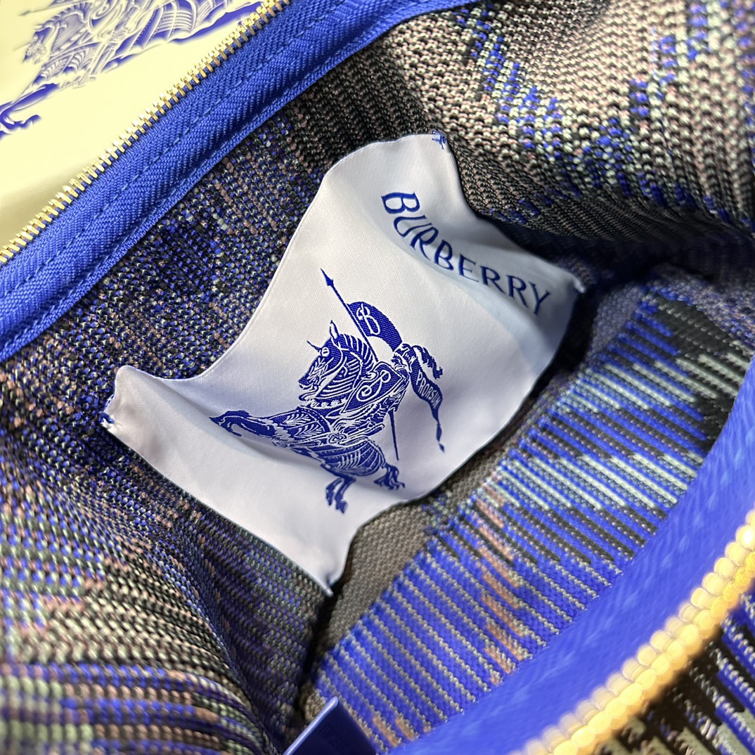 迷你鏈條版Peg手拿包全新mini
新增可拆卸金屬鏈條 實用性更強
尺寸16×10× 26cm.