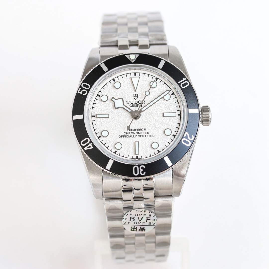 BVF➡️帝舵碧灣54型M79000腕表
1️⃣：316L表殼配合鍋蓋型藍寶石玻璃，經拋光與拉沙雙工藝處理，中型37MM✖️11.2MM復刻1950年代潛水表經典比例，旋入式表冠飾有浮雕玫瑰，搭配單向旋轉精鋼外圈，200米防水性能加持，既保留復古格調又兼備實用與質感。
2️⃣：錶盤採用湖水藍沙質紋理設計，細膩光澤宛如澄澈水域。無日曆佈局讓表面更顯純粹。圓點與條形時標覆以超強夜光塗層，任何環境下清晰可讀，復古與實用巧妙相融。
3️⃣：316L不鏽鋼五鏈節錶帶經雙重打磨，觸感細膩且貼合手腕不硌膚。