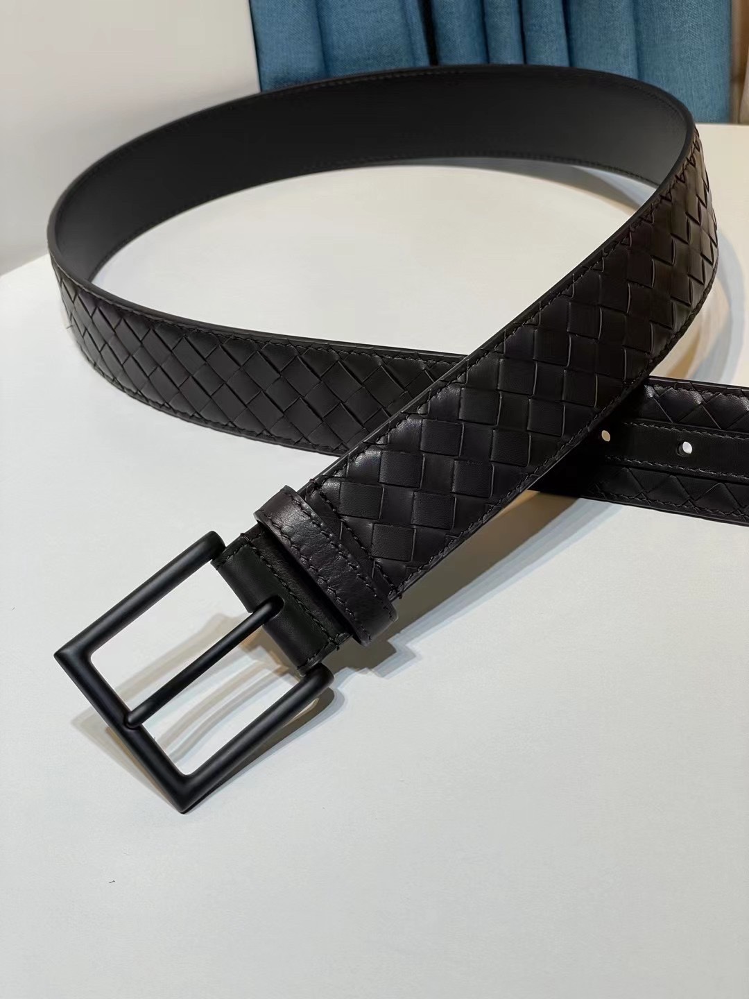 🔥🔥新 🆕純手工編織皮帶可為休閒裝或正裝造型增添優雅韻味，🔥是低調奢華的典範。[嘴唇]採用意大利柔軟的胎小牛皮全手工精工打造而成，鎳色五金扣頭令其更顯獨特別緻、🔥[嘴唇]優雅迷人氣息。[強]4.0cm寬