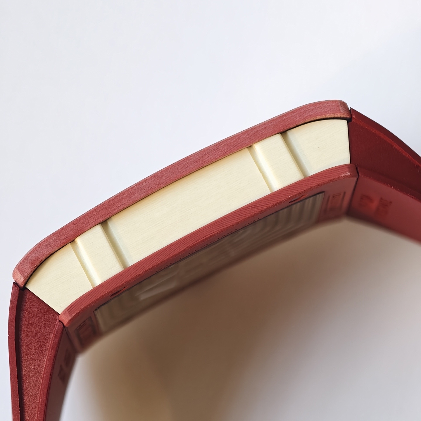 UMI 工作室 ✨
RM016 傲然問世重新定義鏤空美學的機械巔峰 🔥⚙️👑

🛠️表殼：五級鈦金屬精細拉絲表殼，和鈦合金骨架包膠表殼將複雜的鏤空結構極限壓縮在方寸之間。材質輕盈卻硬度驚人。方形表殼貼合手腕，更加適合日常佩戴。
⚙️機芯技術：定製版RM005-S一體機，
1.搭載可變幾何結構單向擺陀，優化上鏈的效率
2.最大限度還原了正品鏤空美學的機械巔峰
🧩錶帶：標配定制級絲絨觸感超輕天然橡膠錶帶，和RM專屬鈦合金表扣。讓您隨時進入“人表合一”的零觸感佩戴境界。
🔍技術要點：最大賣點在於藍寶石