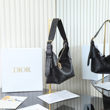 原廠皮 小號油蠟皮現貨‼️

Voyage秋冬系列油蠟皮
又是一個王炸級別，直接擊中心巴上
自帶鬆弛感，包形柔軟又隨意
復古的油蠟牛皮，經典藤紋格，雙拉鍊設計
整體高級又時髦，精緻感滿滿的字母吊墜
細節非常到位，超大的容量，自用超輕便
時髦精們都懂這款的含金量

型號：2845

size:22*9.5*15cm