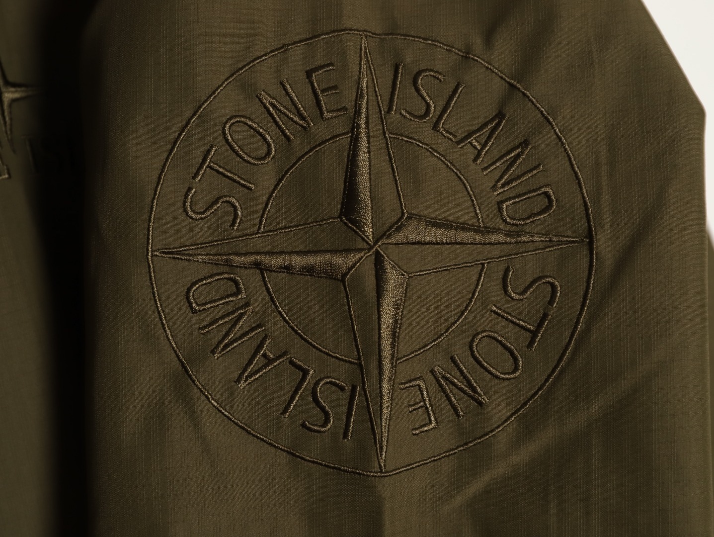 Stone Island/石頭島 24ss 手臂刺繡羅盤衝鋒衣外套
石頭島春季最熱單品 超級吸睛的一款衝鋒衣外套 一眼就能愛上 採用梭織防風防水面料 手感細膩順滑 寬松連帽的版型  水洗標一應俱全 細節滿滿的一款衝鋒衣 大廠代工 品質可靠 

-略帶復古感的機能衝鋒衣 城市徒步 戶外穿行都很出挑 男女都可以駕馭的一款潮流單品 
Color：黑色
A Size：S-XXL