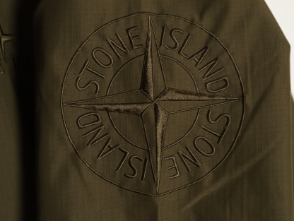 Stone Island/石頭島 24ss 手臂刺繡羅盤衝鋒衣外套
石頭島春季最熱單品 超級吸睛的一款衝鋒衣外套 一眼就能愛上 採用梭織防風防水面料 手感細膩順滑 寬松連帽的版型  水洗標一應俱全 細節滿滿的一款衝鋒衣 大廠代工 品質可靠 

-略帶復古感的機能衝鋒衣 城市徒步 戶外穿行都很出挑 男女都可以駕馭的一款潮流單品 
Color：黑色
A Size：S-XXL