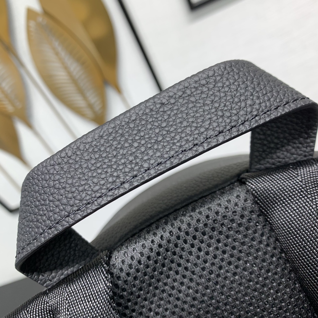 款號：M15259
       Discovery Work 雙肩包以蠟面牛皮革和織物內襯塑造寬敞構型，適宜收納日常所需。加襯隔層和貼袋可分別存放 14 寸筆記本電腦和手機，壓印 LV 字母的拉鍊外袋實現便捷取放。

42 x 19 x 32 釐米
(高 x 寬 x 長度)