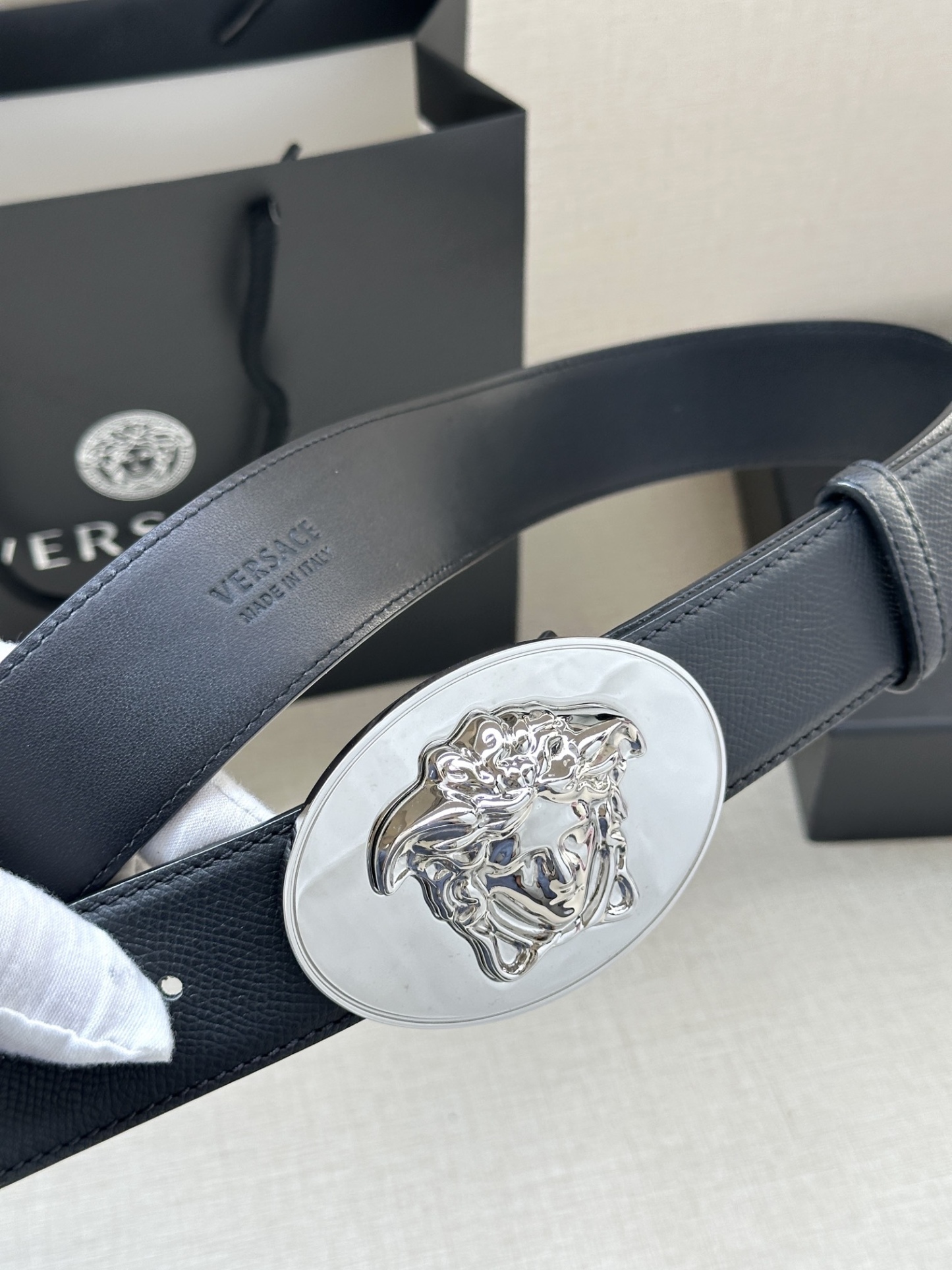 寬度：4.0cm （範思哲） 此款橢圓五金配件、腰帶飾有標誌性的Versace美杜莎頭像扣，彰顯品牌格調。是一款精美的衣櫥必備單品。