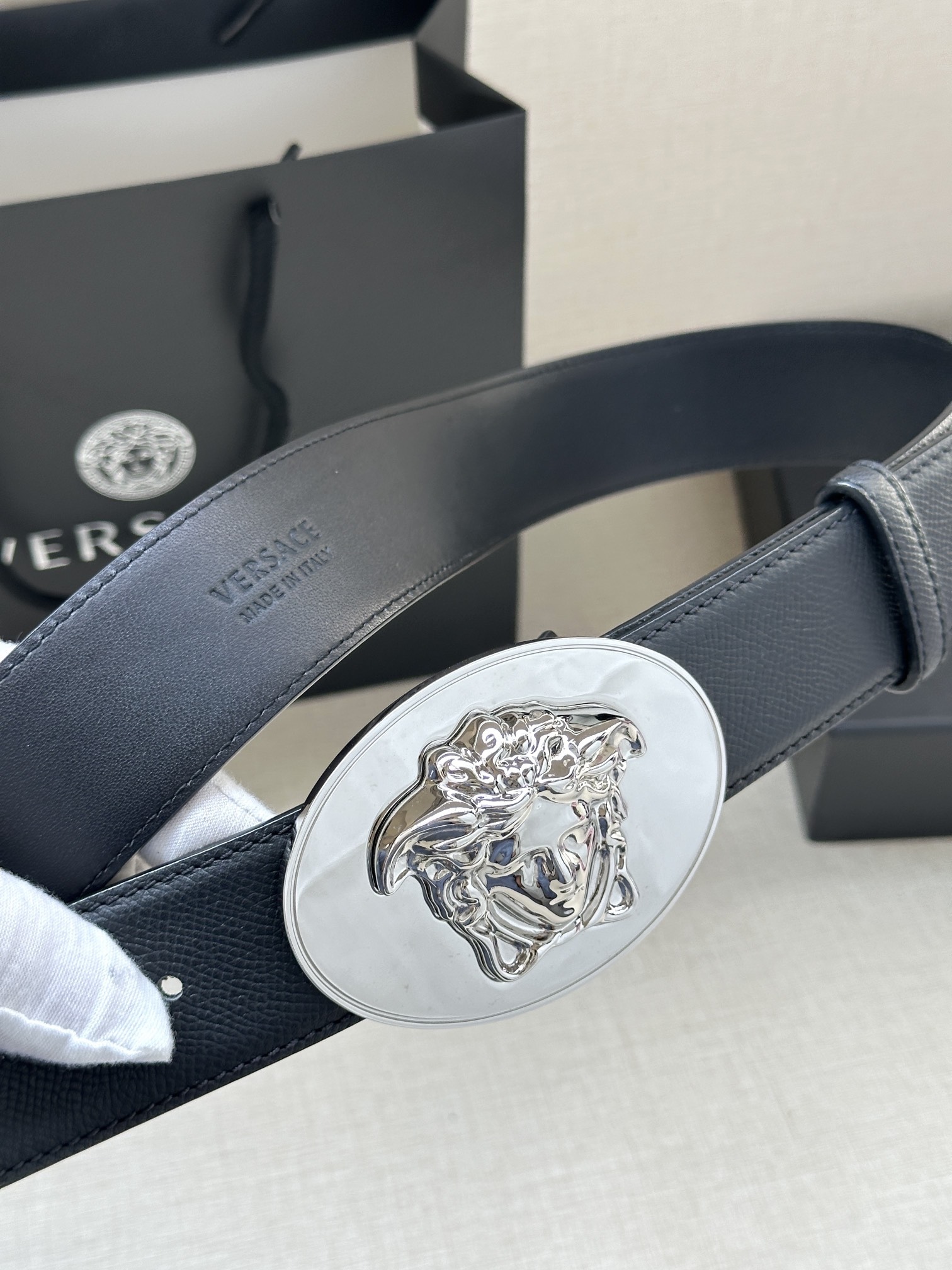 寬度：4.0cm （範思哲） 此款橢圓五金配件、腰帶飾有標誌性的Versace美杜莎頭像扣，彰顯品牌格調。是一款精美的衣櫥必備單品。