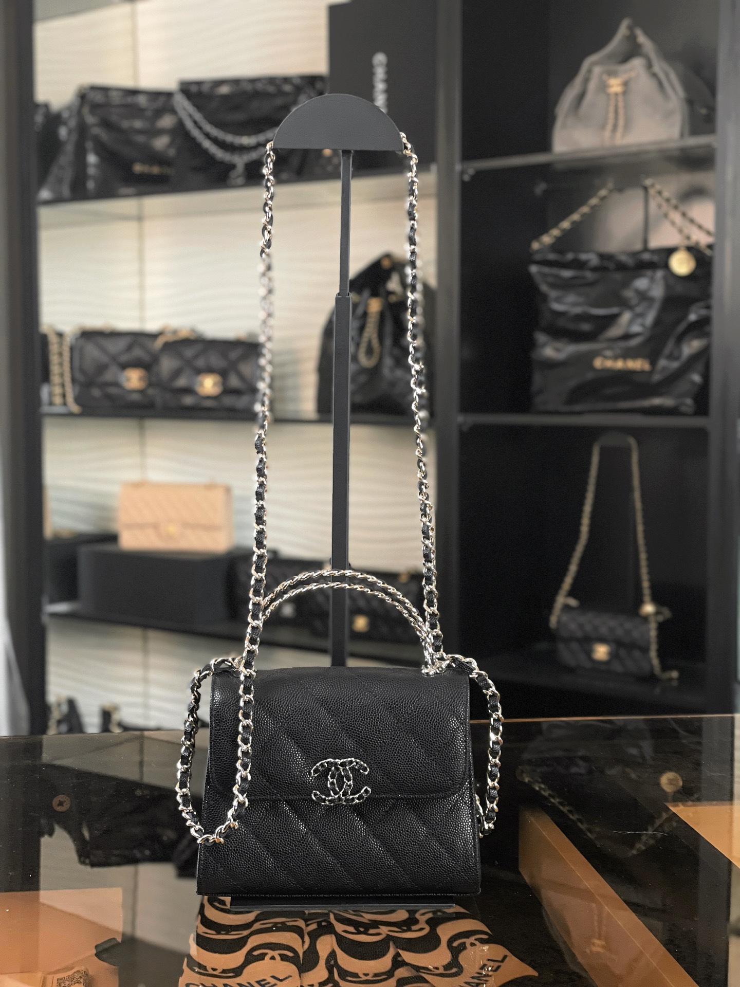 特▪️級鋼 
現貨發售🌱皮穿鏈手柄𝐤𝐞𝐥𝐥𝐲手機包回歸
𝑪𝒉𝒂𝒏𝒆𝒍 𝟐𝟓𝐬｜黑色♥𝐳𝐩級 

這顆絕對是黑馬
第一眼看到就深深愛上💕
顏值不必說 直接閉眼入不會錯
很好打理 也是百搭型
實現了單背斜挎腋下背手拎的效果📷
簡直就是福音〰️
很精緻 值得珍藏🔝

五金：全鋼18K淺金
皮料：獨家Haas小牛皮
尺寸：𝟏𝟒.𝟓*𝟏𝟏.𝟓*𝟓.𝟓 𝚌𝚖
3237