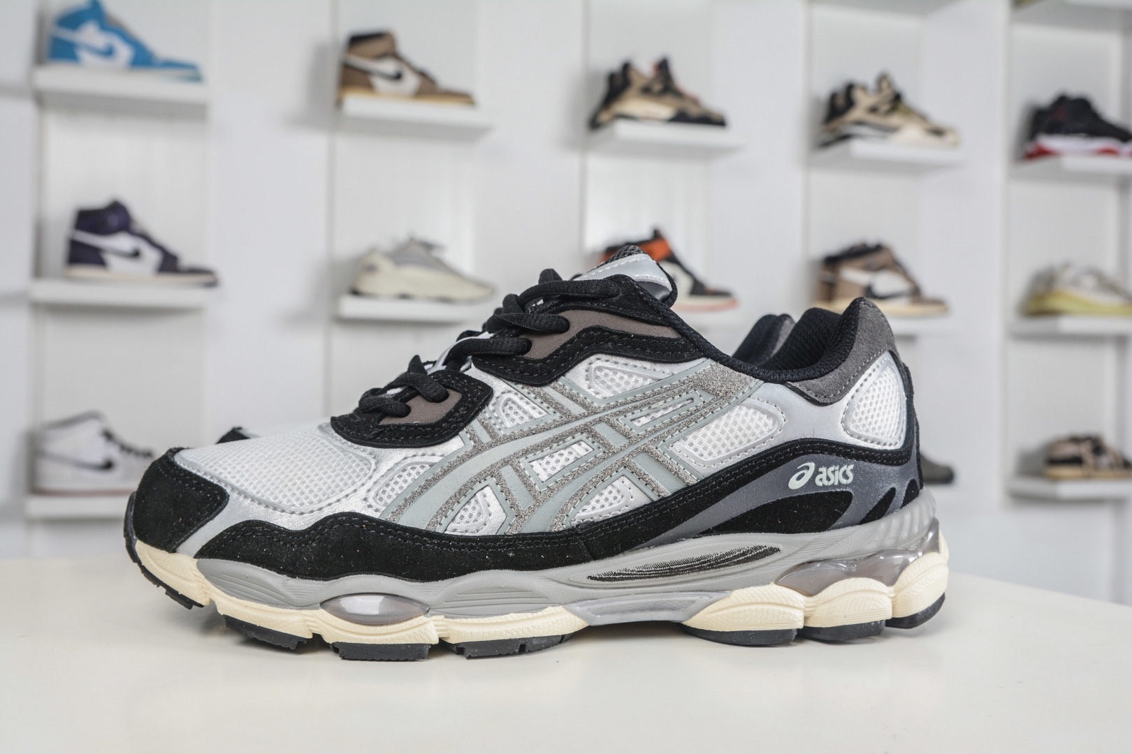 Asics Gel-NYC 亞瑟士運動休閒透氣專業跑鞋 
貨號: 1203A789 750
尺碼：36 37 37.5 38 39.5 40 40.5 41.5 42 42.5 43.5 44 45
