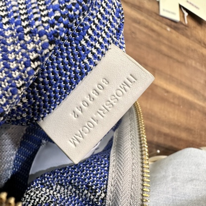 迷你鏈條版Peg手拿包全新mini
新增可拆卸金屬鏈條 實用性更強
尺寸16×10× 26cm.