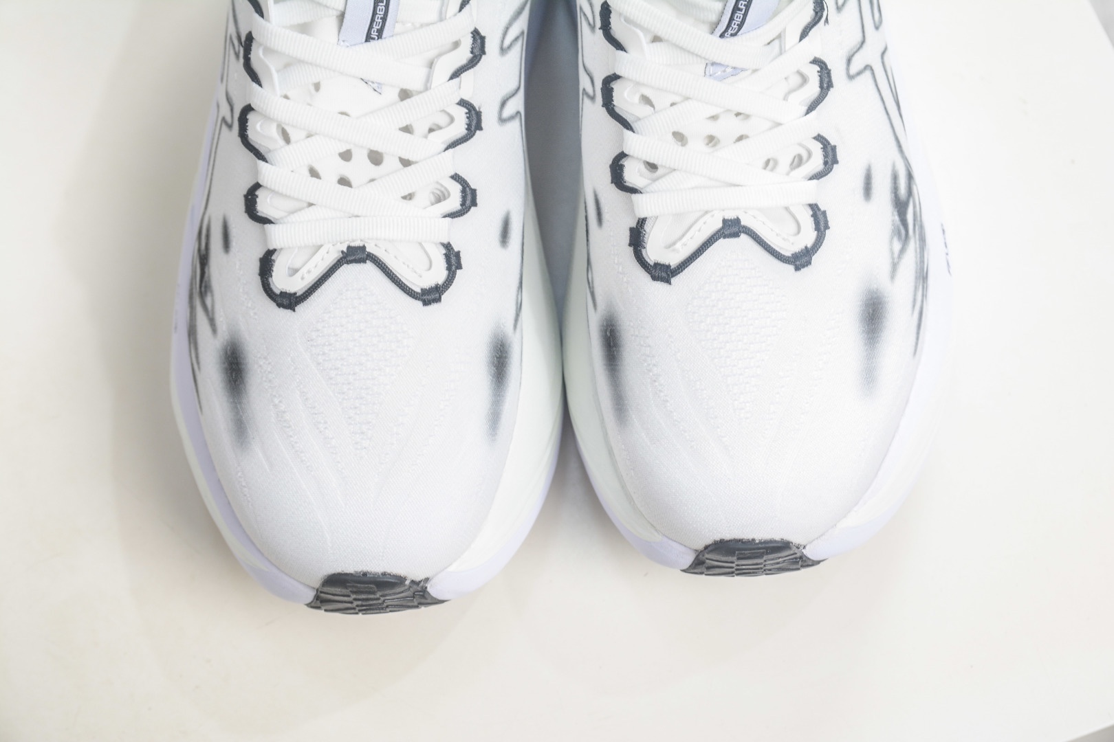 Asics SuperBlast 3 輕量回彈舒適透氣支撐跑步鞋 
貨號：1013A177 002
尺碼：36 37 37.5 38 39 39.5 40 40.5 41.5 42 42.5 43.5 44 44.5 45