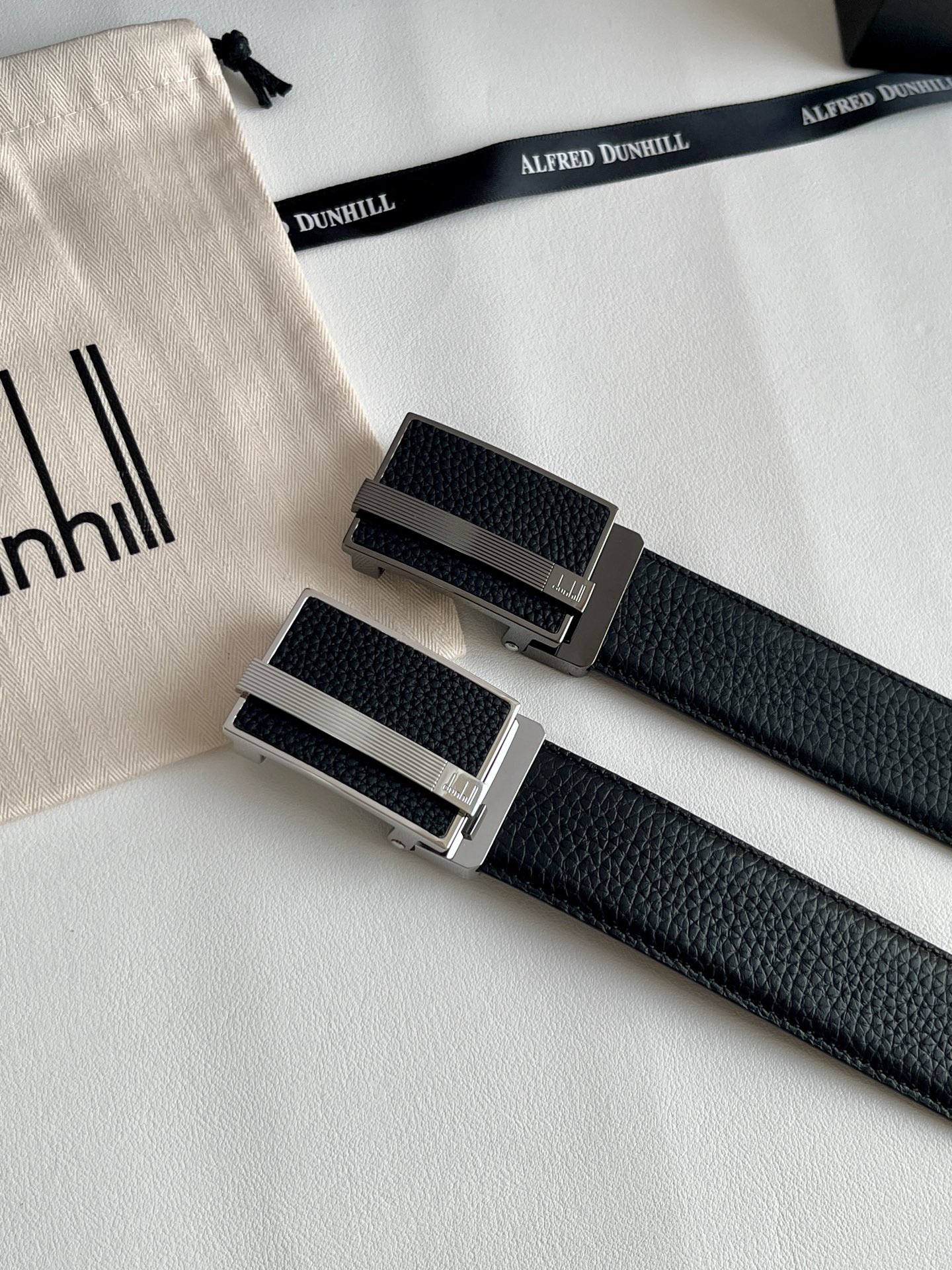 登喜路（Dunhill）是一家英國倫敦的男士奢侈品牌。皮帶以其精湛的工藝和經典的設計，成為男士配飾中的精品。皮帶的質感好、耐用性強，商務休閒百搭款！