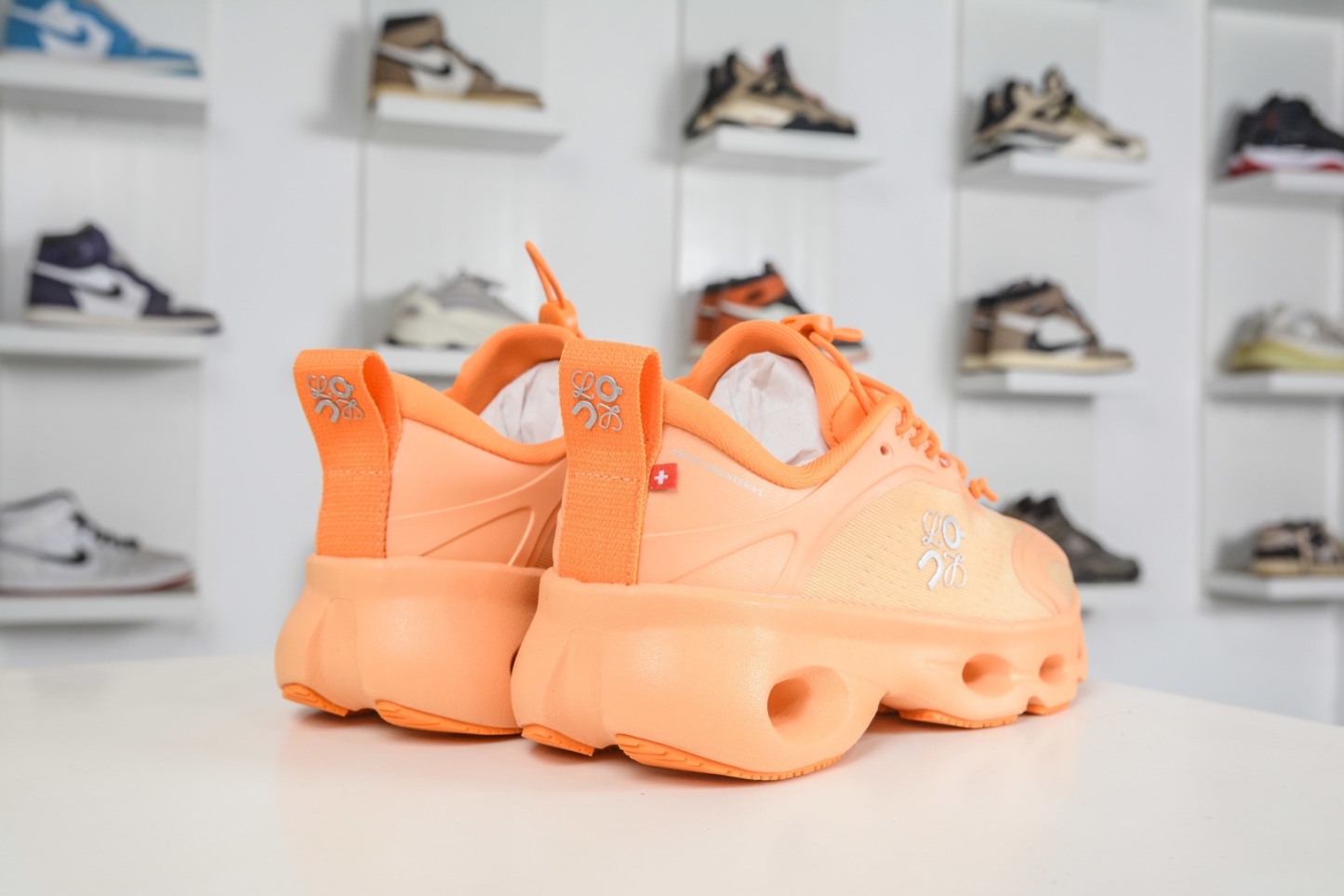 LOEWE羅意威 x ON昂跑 聯名款 Cloudsolo 
貨號: 3WF30600663
尺碼：36 36.5 37 37.5 38 38.5 39 40 40.5 41 42 42.5 43 44 44.5 45 46（真半碼）（⚠️袋子丟失扣10）