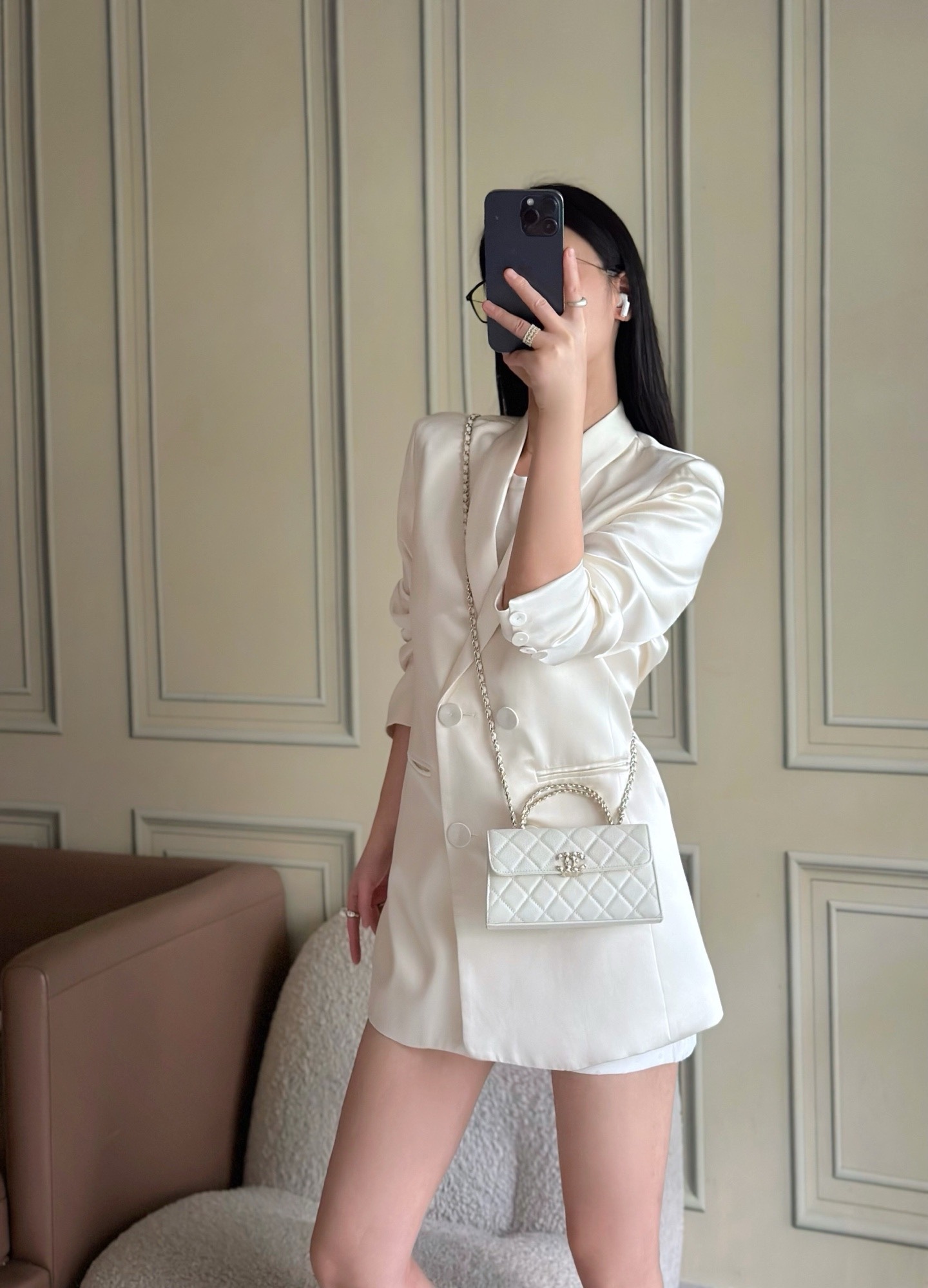 Chanel 25S 新款本季 最火的小球牛皮Kelly 手柄包
這顆絕對是黑馬
第一眼看到就深深愛上💕
顏值不必說 直接閉眼入不會錯
很好打理 也是百搭型
實現了單背斜挎腋下背手拎的效果📷
簡直就是福音〰️
很精緻 值得珍藏🔝

五金：全鋼18K淺金
皮料：獨家Haas小牛皮
尺寸：𝟏8*𝟏0*4.𝟓 𝚌𝚖
型號：AS3238