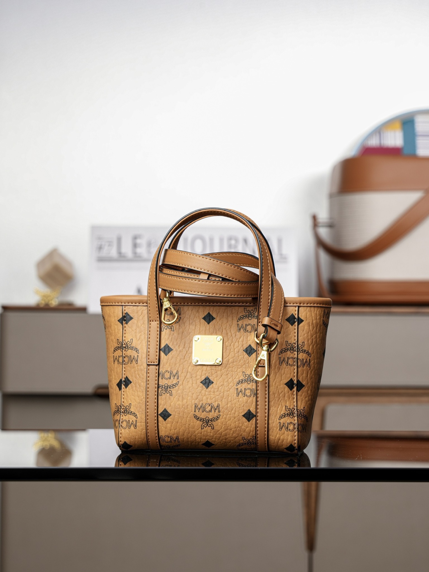 ®全新升級®官網同步
𝙈𝘾𝙈 𝙏𝙤𝙣𝙞 𝙓-𝙈𝙞𝙣𝙞
超迷你乾邑色#菜籃子

·CP獨家出品｜乾邑色
🉑️單肩🉑️斜挎 官網同步上新！
這款縮小版的Toni購物袋採用獨特的幾何設計，是一款小巧的隨身包袋。柔軟的皮革提手及可調節的皮革肩帶則可實現兩種攜帶方式。

型號：MWPFSMT03CO001
尺寸：16*9*14cm
肩帶：可調節100-126cm
開合：拉鍊式
顏色：乾邑色/Cognac🟫