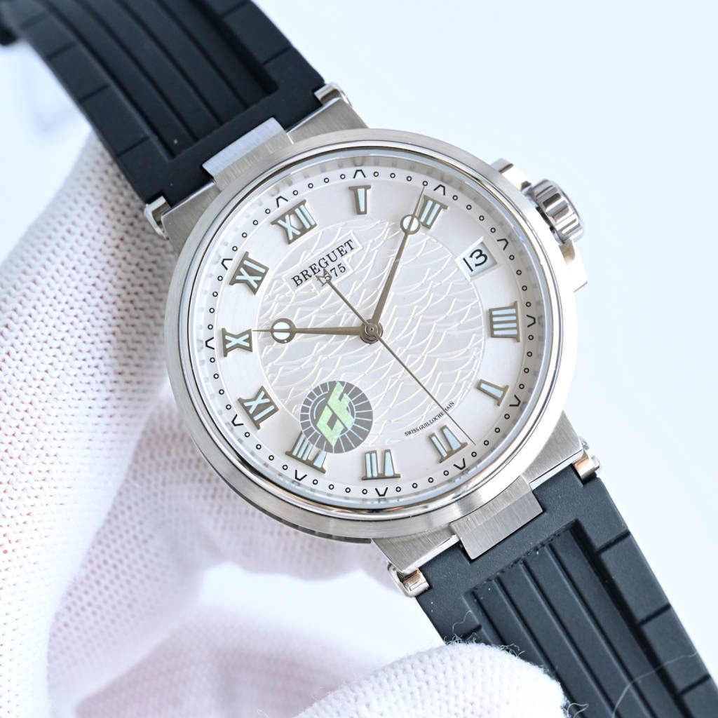 CF新品發佈會，寶璣-Breguet
航海MARINE航海系列5517款腕表，航海天文鐘的起源作品，“時計本是兵家利器”說的就是這款腕表，鐘錶界的巨作。工廠全面抄寫原裝數據，98%還原殼型字面，彰顯原裝優雅硬朗的氣質，原裝同款777A自動機械機芯，鐫刻獨立編號與寶璣先生簽名。直徑40毫米。正反均為藍寶石防刮玻璃，旋入式防水錶冠。實測防水深度100米。搭配飾有太陽放射紋錶盤，配裝進口天然橡膠錶帶，以零頭的價格給您帶來原裝超值體驗。