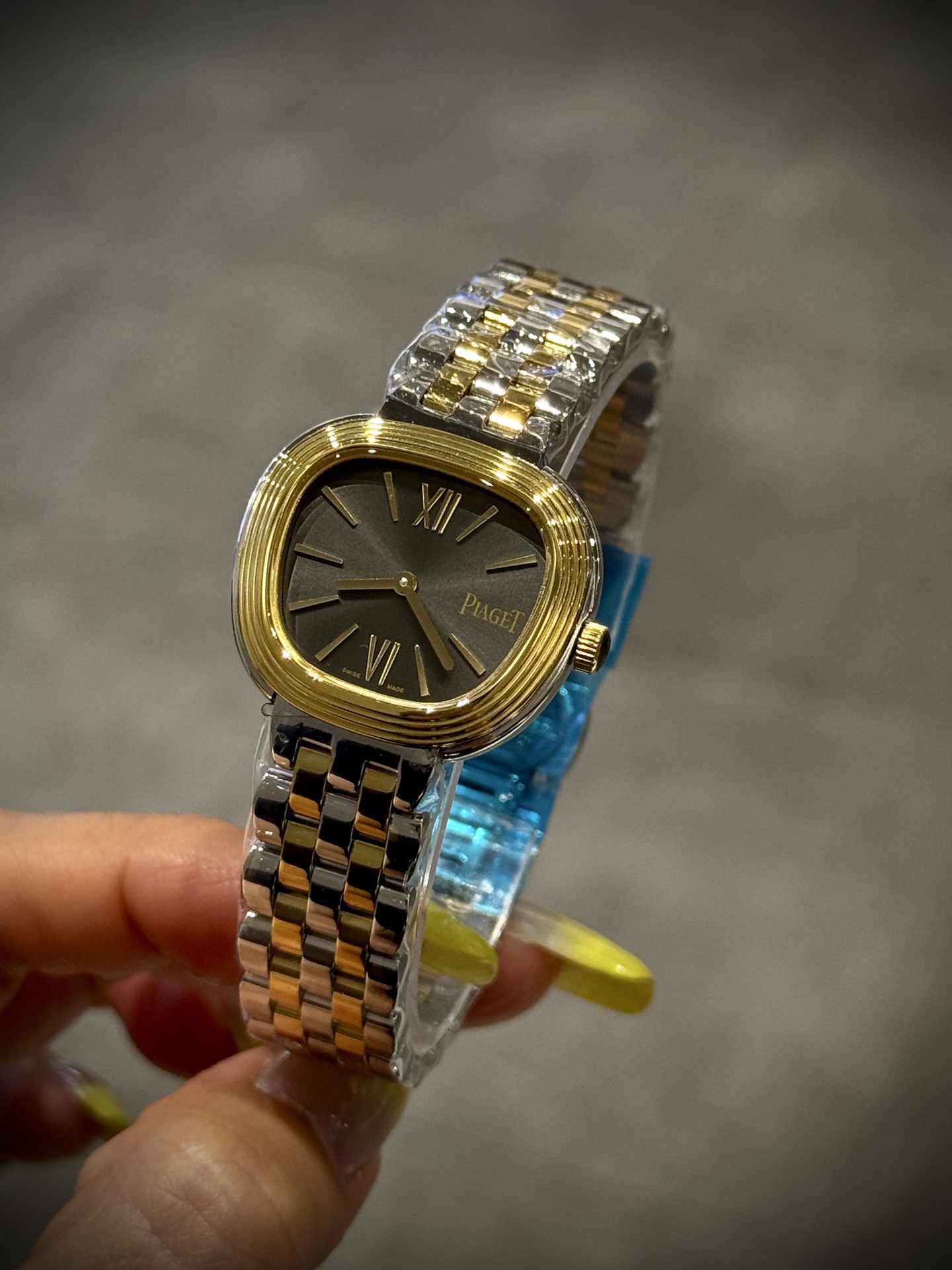 A8 factory•伯爵全新腕表 ﻿ #PiagetSixtie鎏金悅影系列 ﻿ 在瑞士鐘錶展「鐘錶與奇跡」閃亮登場！這款腕表游走於非凡制表工藝與黃金工藝之間，簡直是時尚與藝術的完美結合。Sixtie腕表採用獨特的梯形設計，重新詮釋1960年代末大膽華麗的風格，展現出獨特的魅力與優雅。
✨Sixtie系列腕表
✨直徑29毫米,
✨CNC數控雕刻精鋼梯形表殼
✨專櫃同步超薄厚度僅僅7mm
✨銀色太陽緞面打磨錶盤
✨316L精鋼錶鏈,搭載伯爵進口石英機芯  
認准A8出品！必屬精品！大廠品質！歡迎轉載！