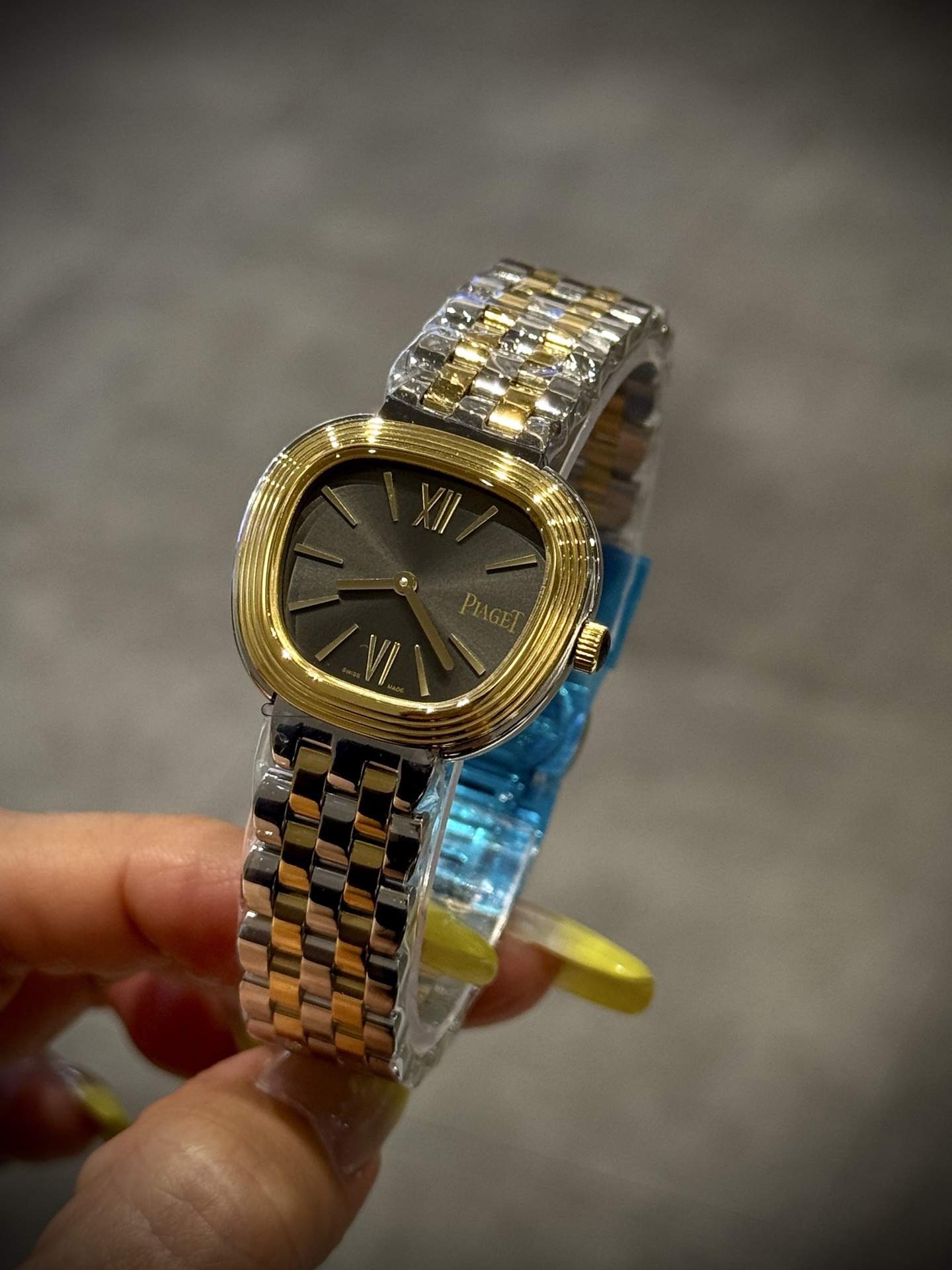 A8 factory•伯爵全新腕表 ﻿ #PiagetSixtie鎏金悅影系列 ﻿ 在瑞士鐘錶展「鐘錶與奇跡」閃亮登場！這款腕表游走於非凡制表工藝與黃金工藝之間，簡直是時尚與藝術的完美結合。Sixtie腕表採用獨特的梯形設計，重新詮釋1960年代末大膽華麗的風格，展現出獨特的魅力與優雅。
✨Sixtie系列腕表
✨直徑29毫米,
✨CNC數控雕刻精鋼梯形表殼
✨專櫃同步超薄厚度僅僅7mm
✨銀色太陽緞面打磨錶盤
✨316L精鋼錶鏈,搭載伯爵進口石英機芯  
認准A8出品！必屬精品！大廠品質！歡迎轉載！