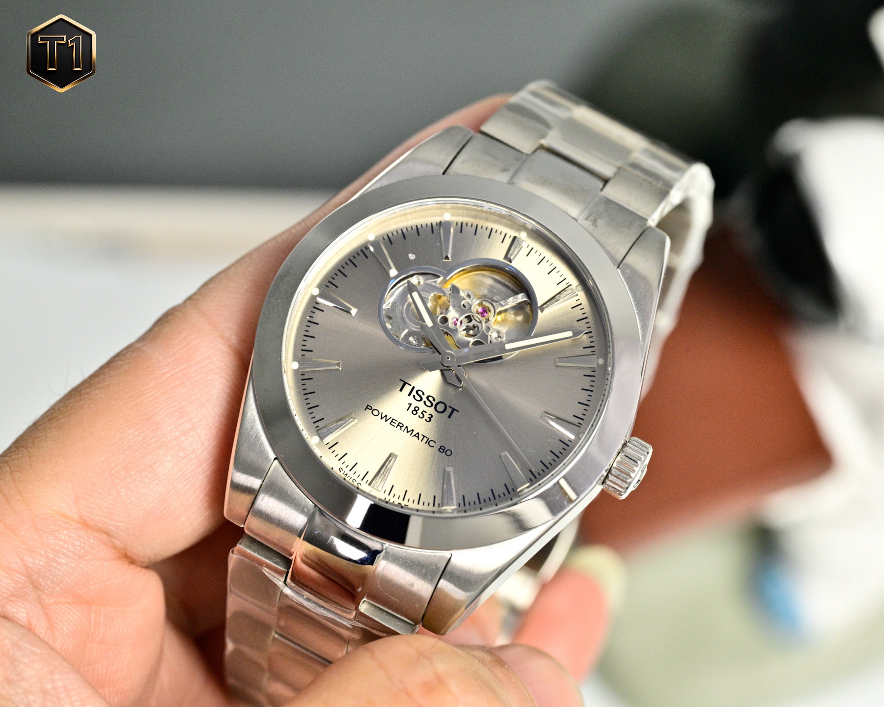 
獨家新款上，天梭T127風度系列男表，😎
搭配c07機械機芯❗️❕極簡主義風格為現代男士，打造時尚硬朗獨特風格，簡約復古優雅的百搭款式面對任何場合，接人張弛有度簡約時標搭配深邃黑盤彰顯低調儒雅風範，錶盤40mm♻️♻️原單三碼合一
商務紳士時尚運動風格皆無拘束。進口藍寶石玻璃精鋼螺紋 ，歡迎下單👌🔥